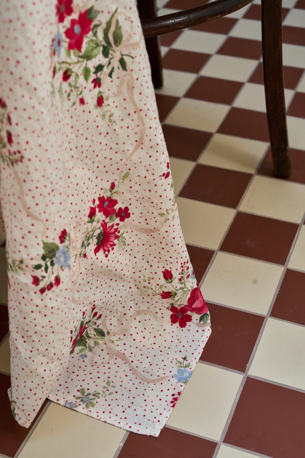 Winter Bouquet Tablecloth Ivory Bows
