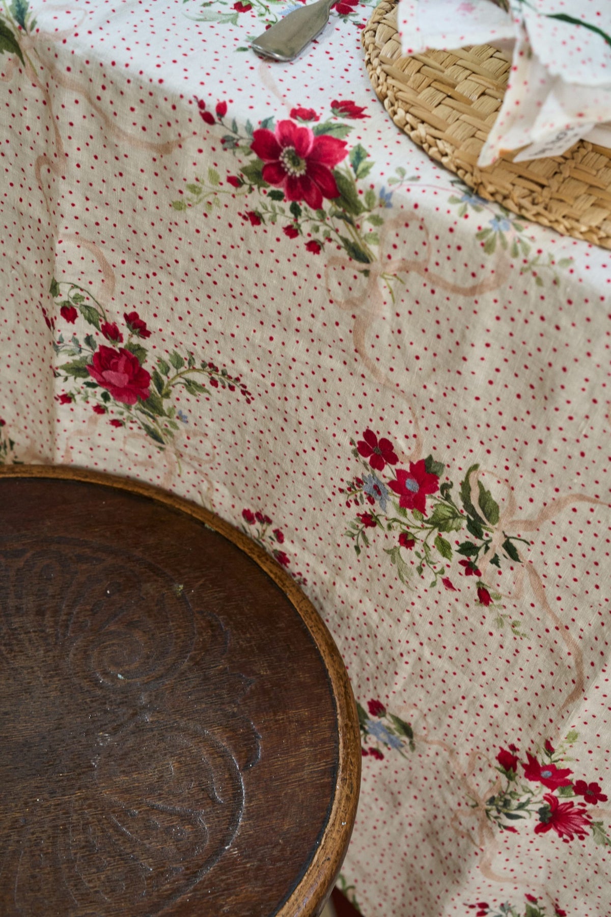 Winter Bouquet Tablecloth Ivory Bows