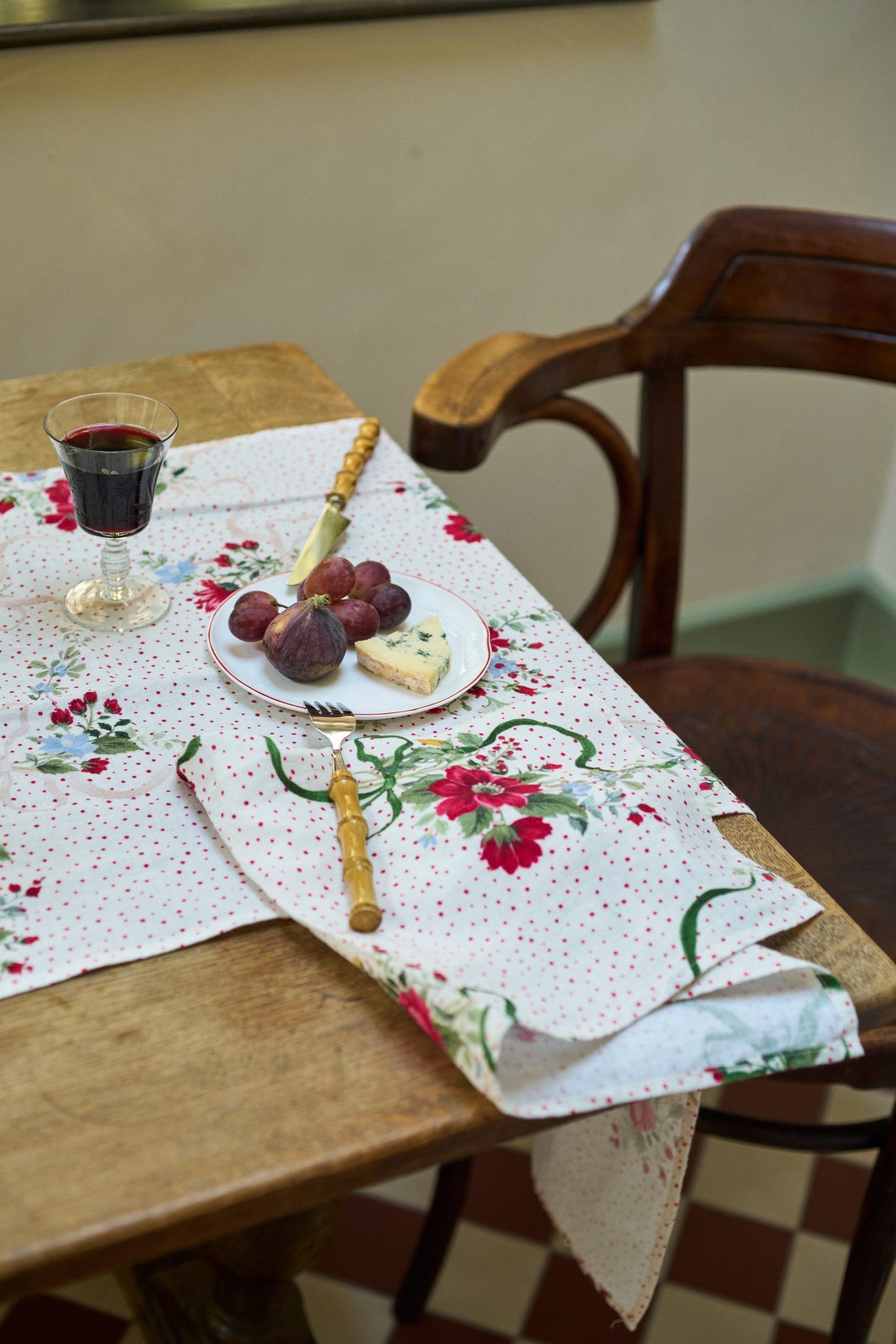 Winter Bouquet Runner Ivory Bows