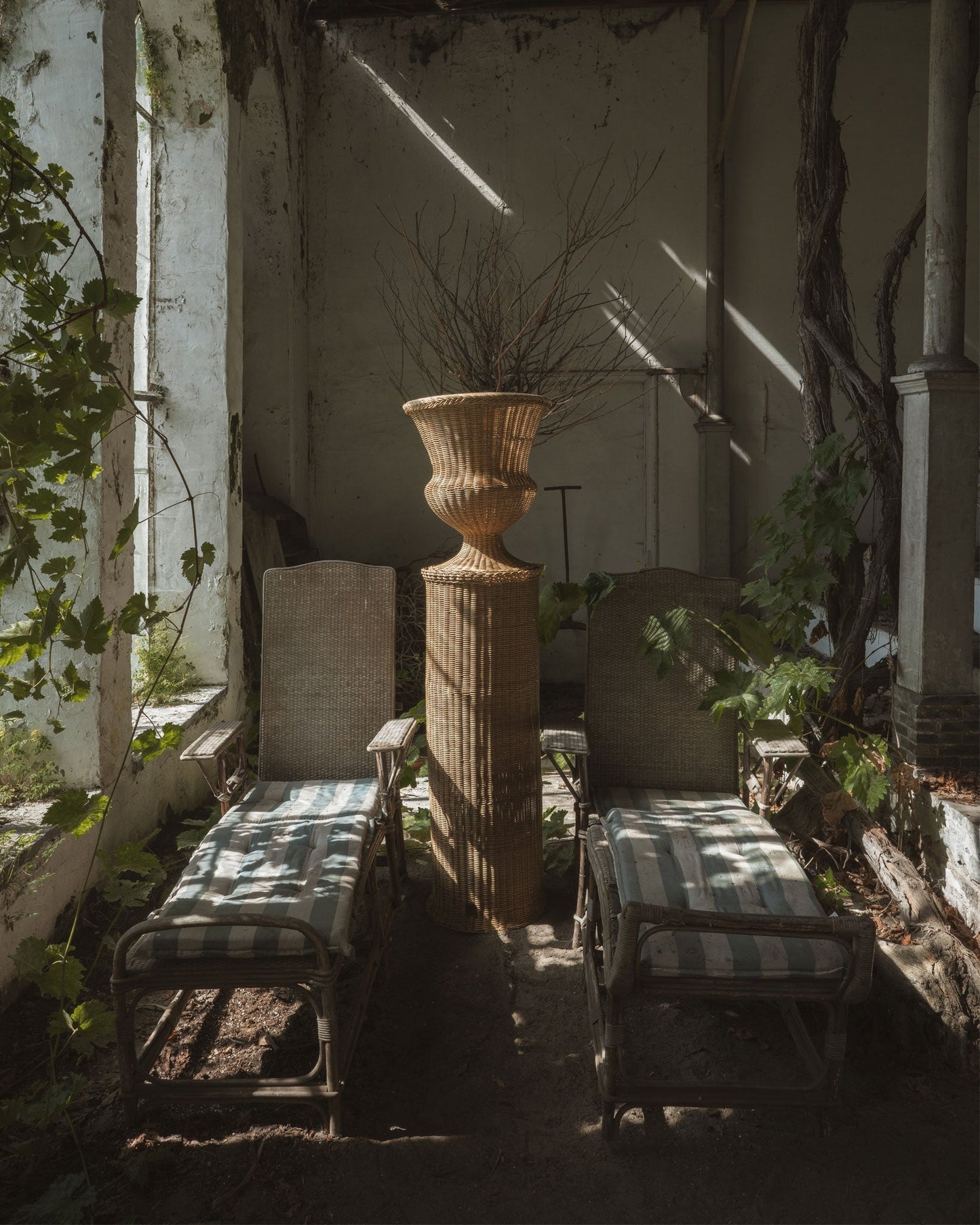 MEDICI Vase with Pedestal, Natural