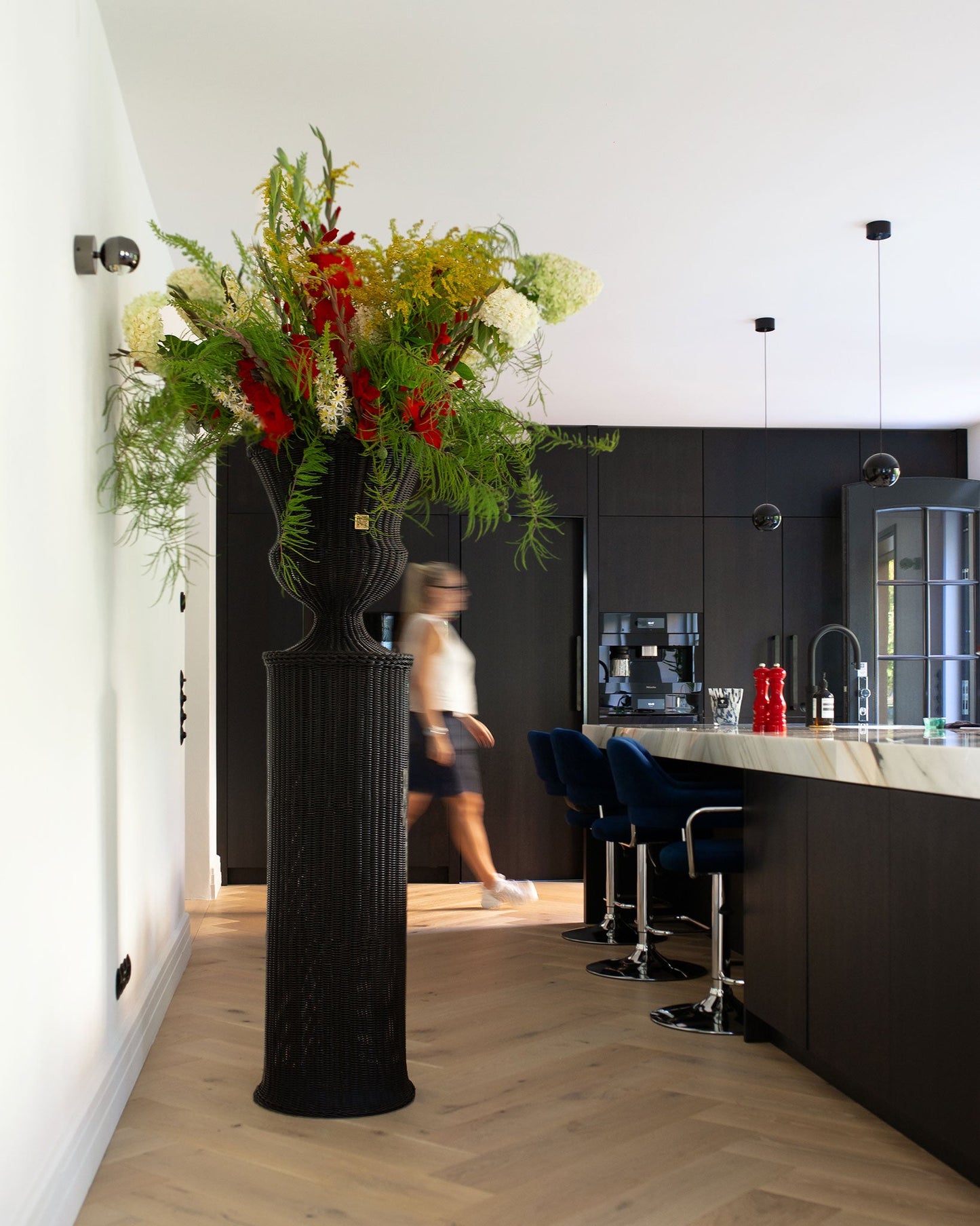MEDICI Vase with Pedestal, Black