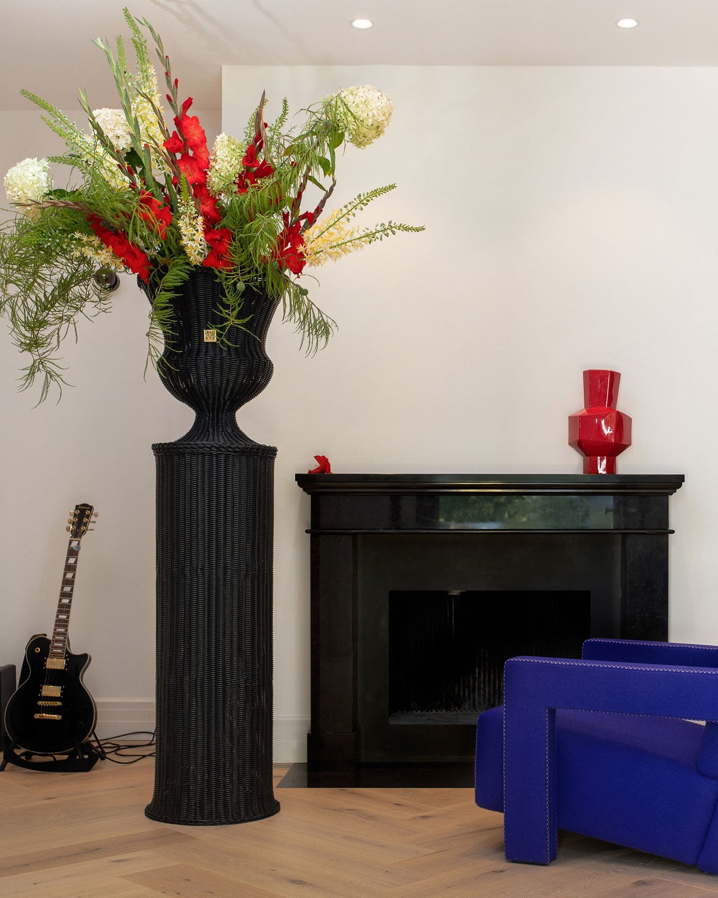 MEDICI Vase with Pedestal, Black
