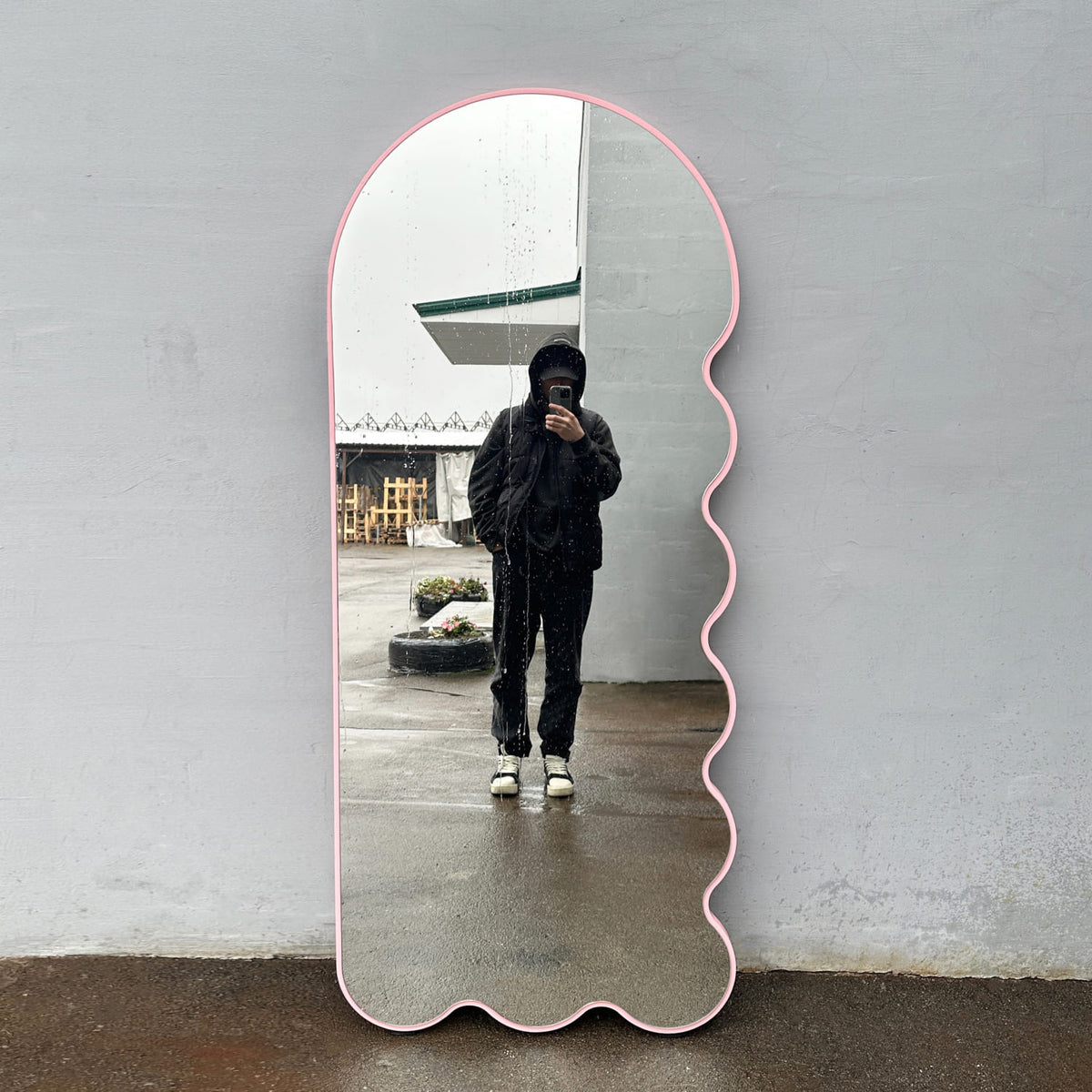 Sculptural Wavy Mirror with a Slim Color Frame - Pinc Archvyli R8