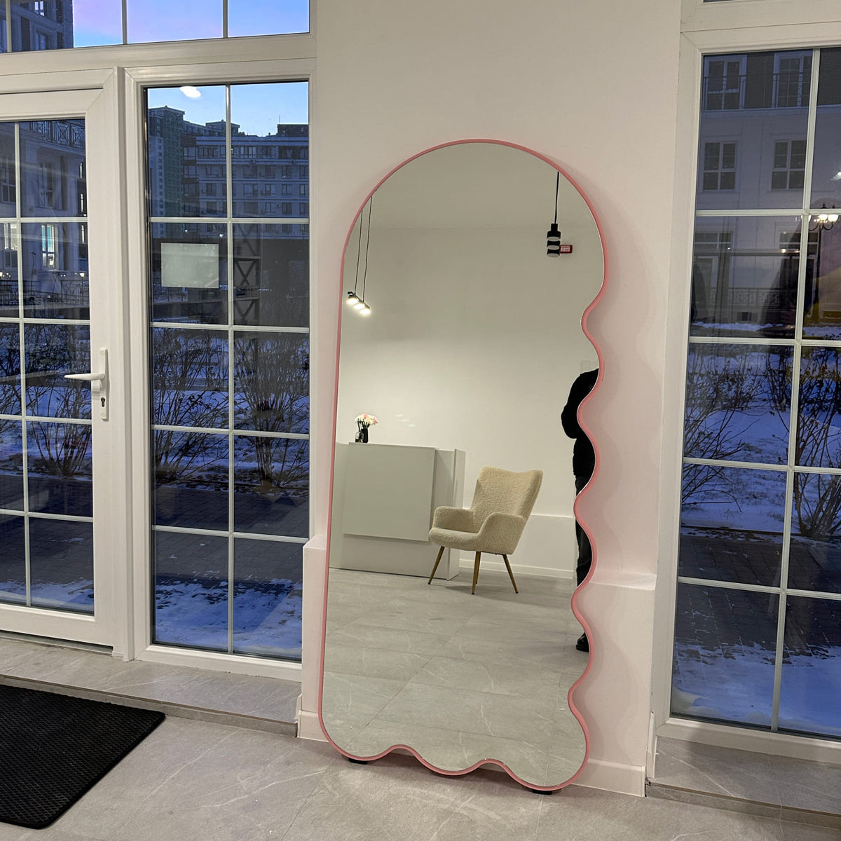 Sculptural Wavy Mirror with a Slim Color Frame - Pinc Archvyli R8