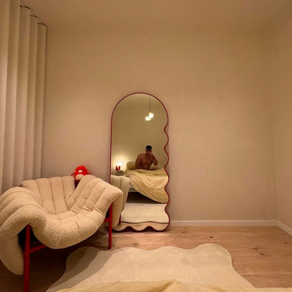 Sculptural Wavy Mirror with a Slim Color Frame - Pinc Archvyli R8