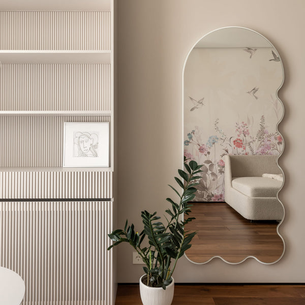 Sculptural Wavy Mirror with a Slim Color Frame - Pinc Archvyli R8