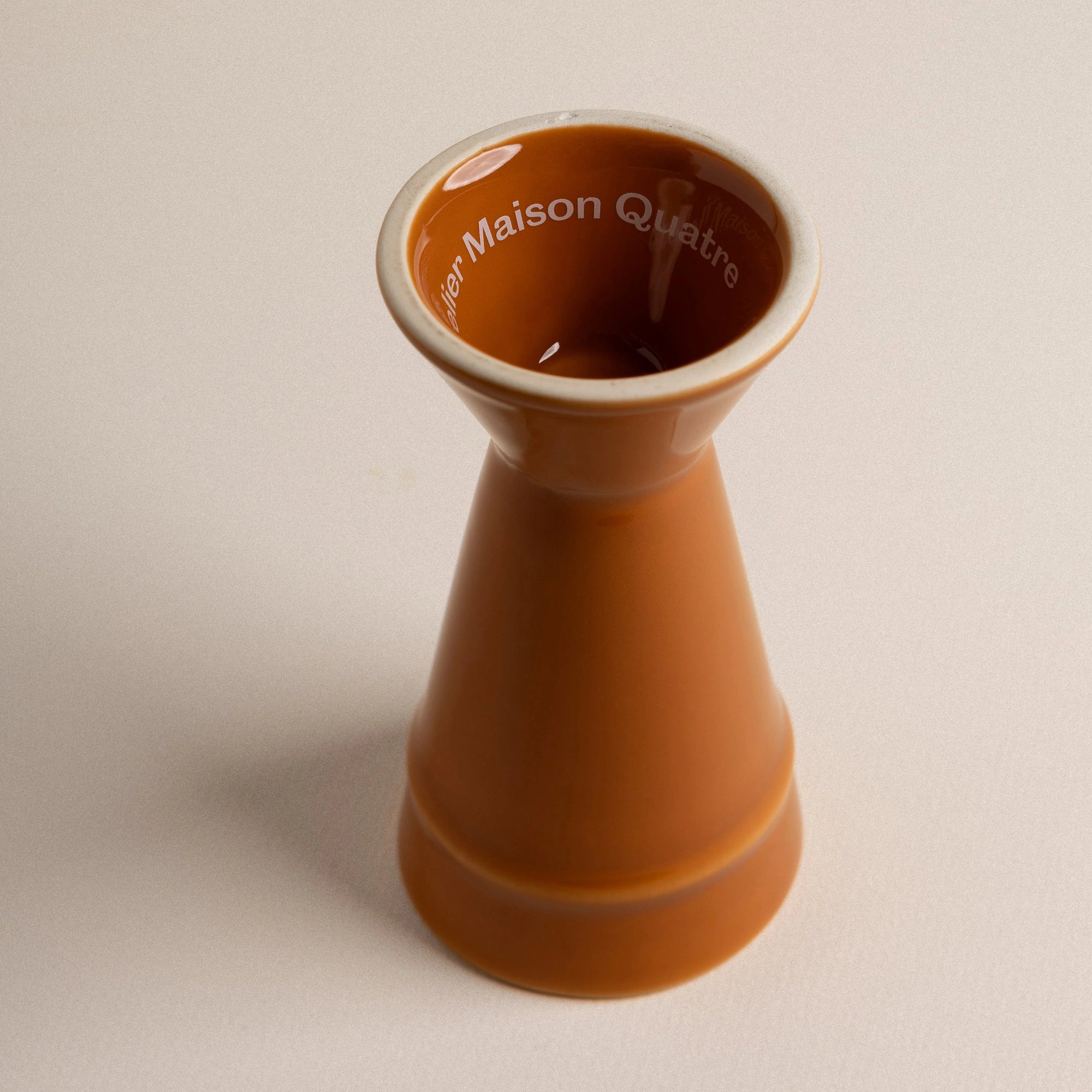 Signature gravée sous le mazagran caramel – Atelier Maison Quatre