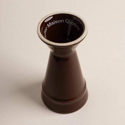 Dessous du mazagran chocolat avec logo – Atelier Maison Quatre