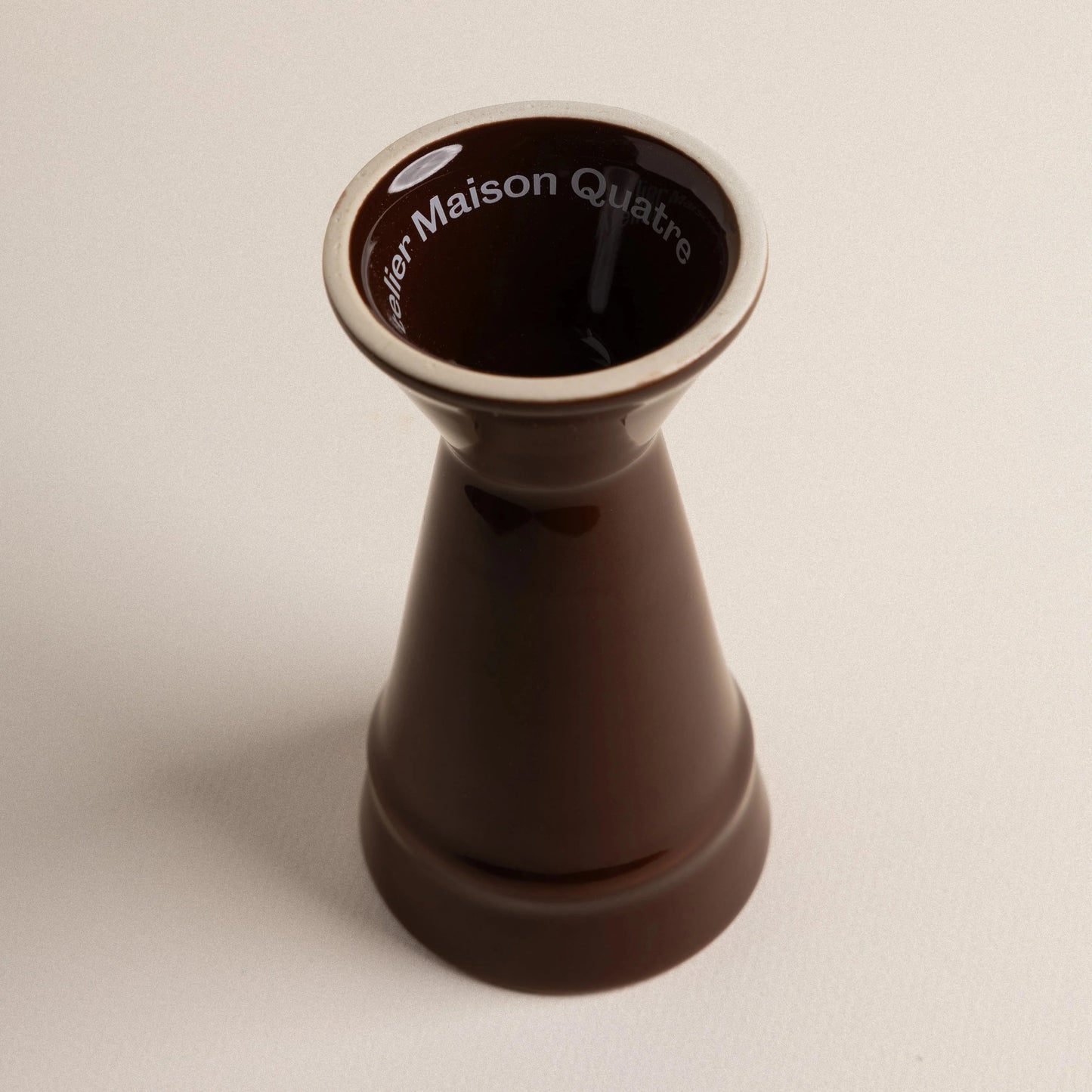 Dessous du mazagran chocolat avec logo – Atelier Maison Quatre