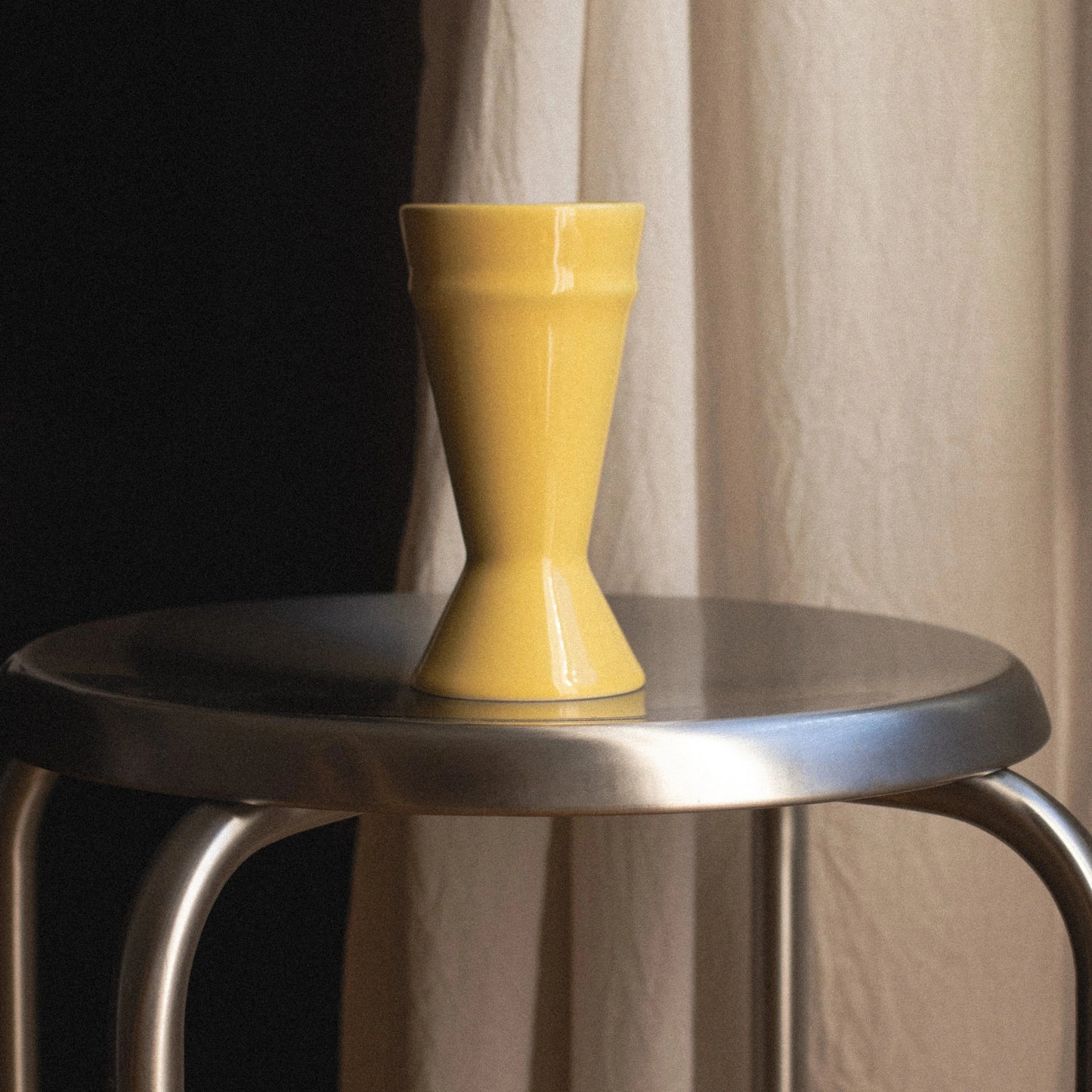 Mazagran Citron posé sur un tabouret métal, tasse café design céramique, Atelier Maison Quatre