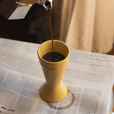 Café allongé versé dans un mazagran Citron, rituel du matin, Atelier Maison Quatre