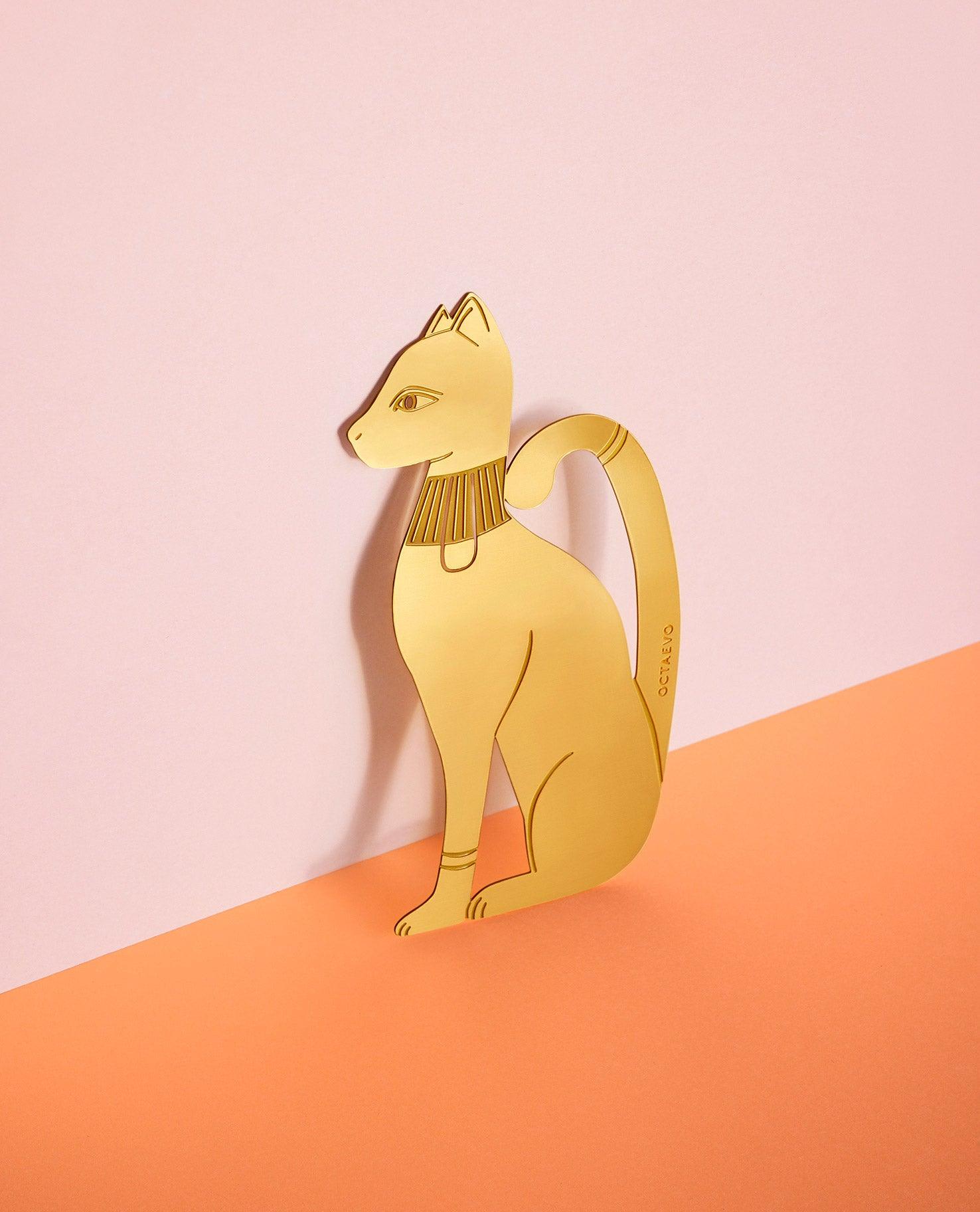 Discover OCTAEVOs Bookmark Aziza: a gold brass cat-shaped bookmark with engraved details, inspired by ancient Egypt.