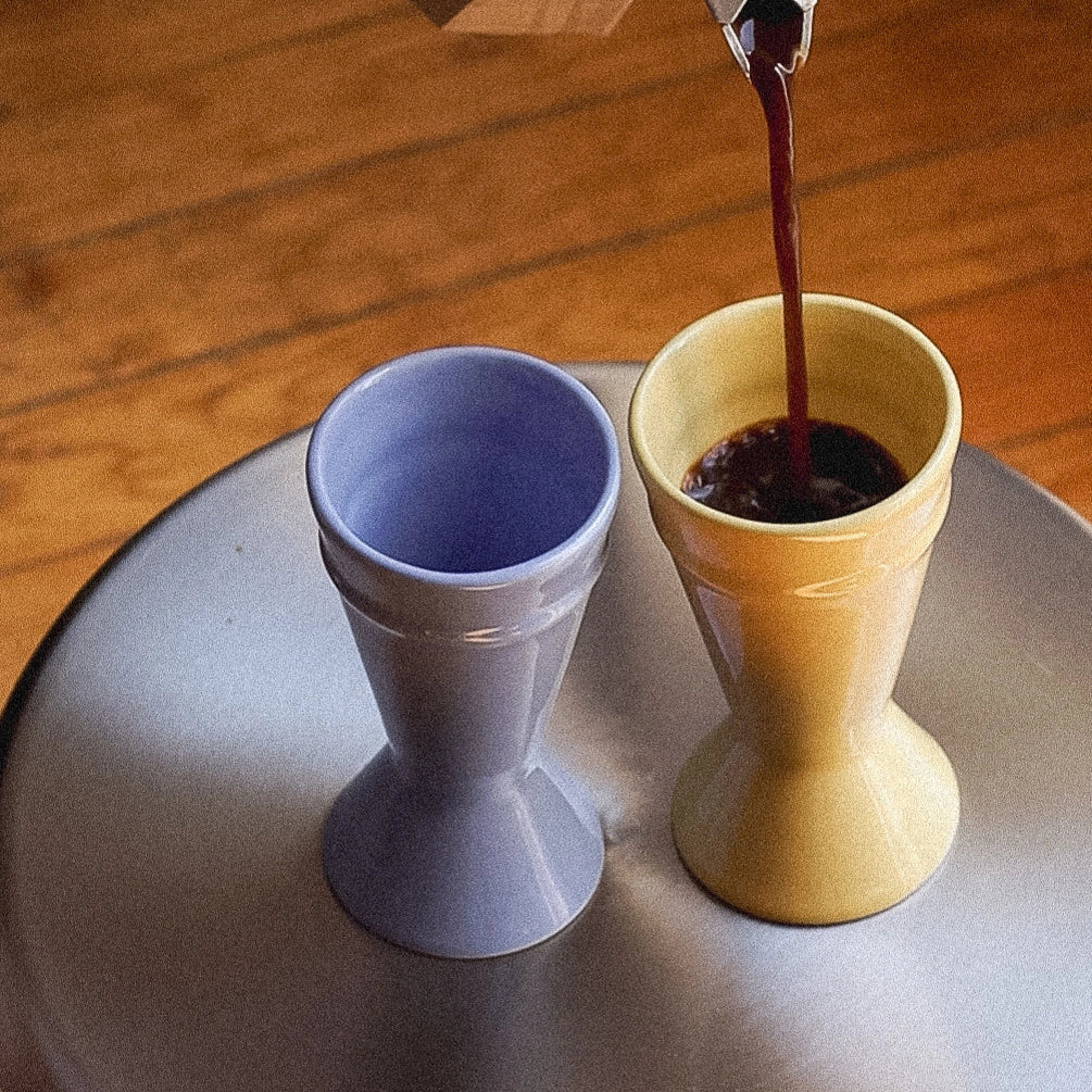 Café versé dans un mazagran Bleu, mazagran Citron à côté, duo de couleurs Atelier Maison Quatre