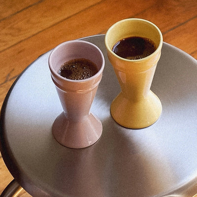 Duo mazagran Citron et Nude posés sur un plateau metaliique Atelier Maison Quatre

