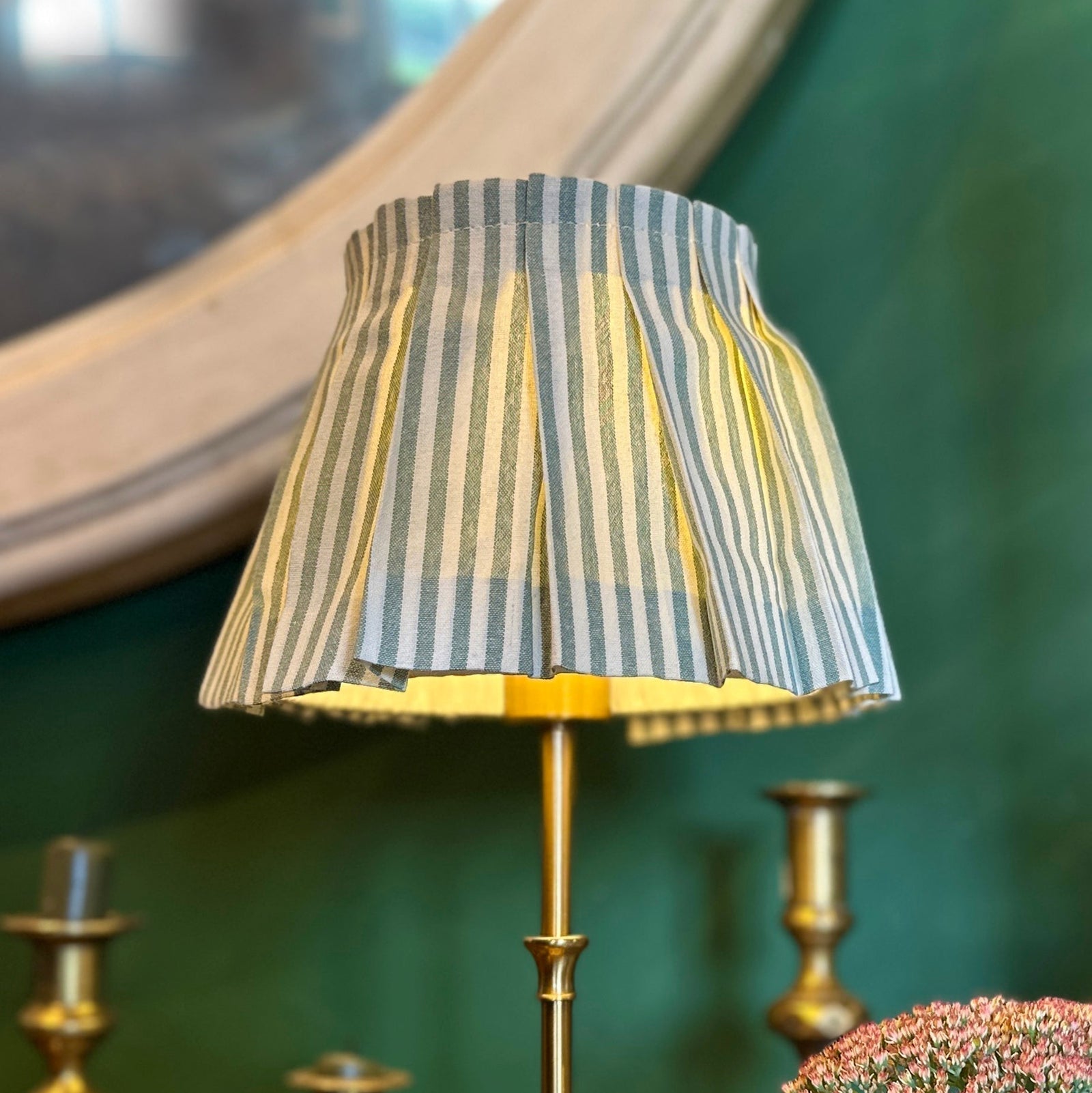 Portable bathroom lamp with pleated shade – ambient LED brass lighting