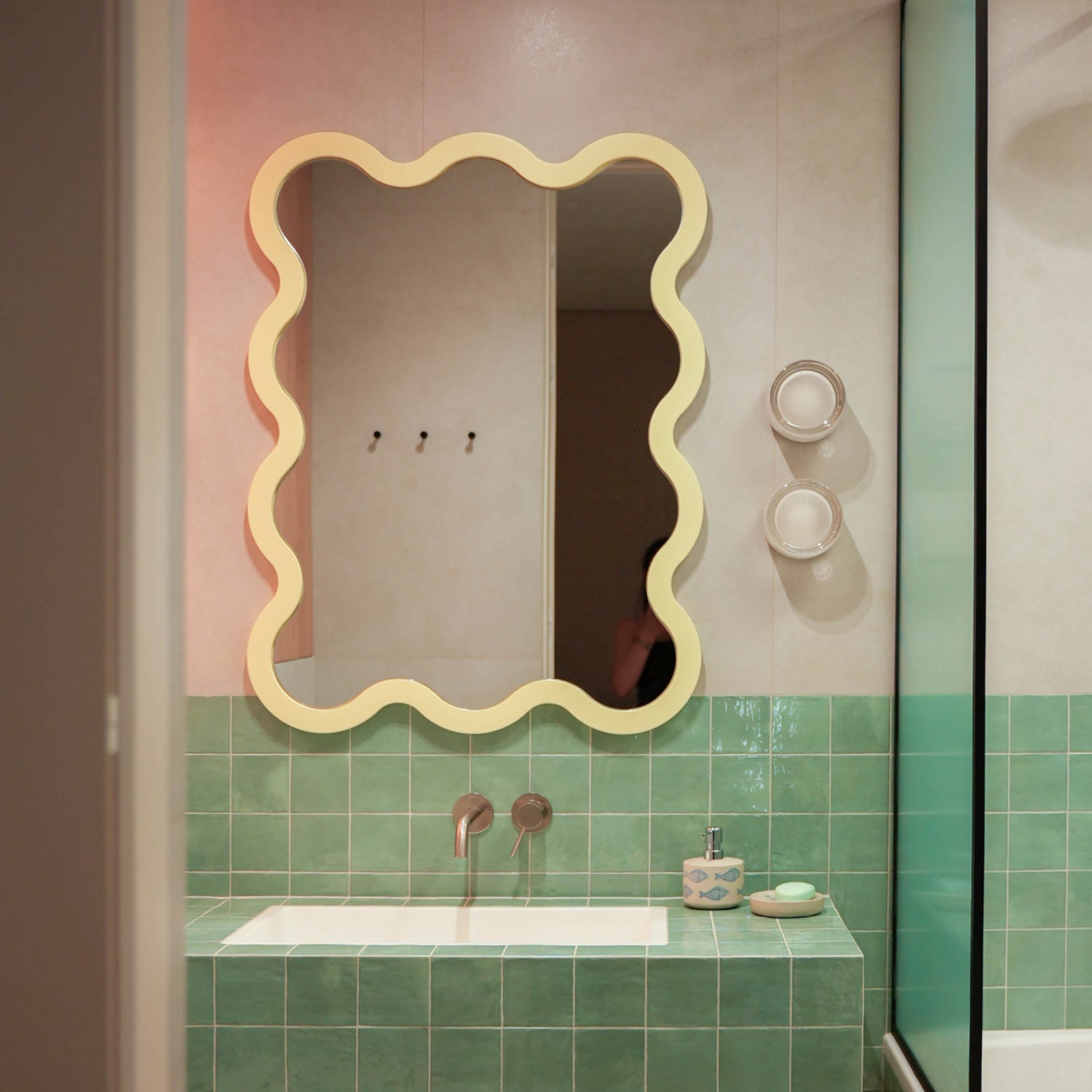 Medium Contemporary Sculptural Wavy Wall Hvyli 10 Mirror