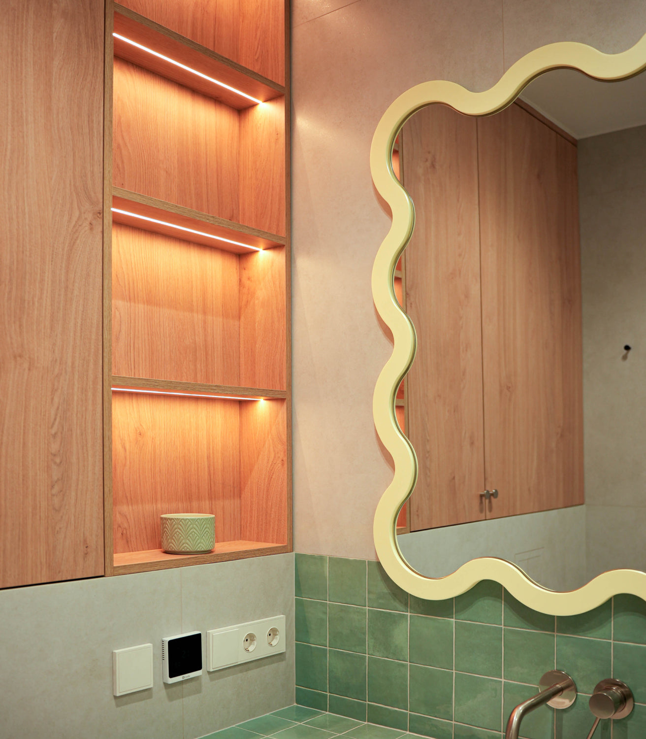 Modern Rectangular Wall Mirror for Contemporary Bedrooms - Hvyli 10