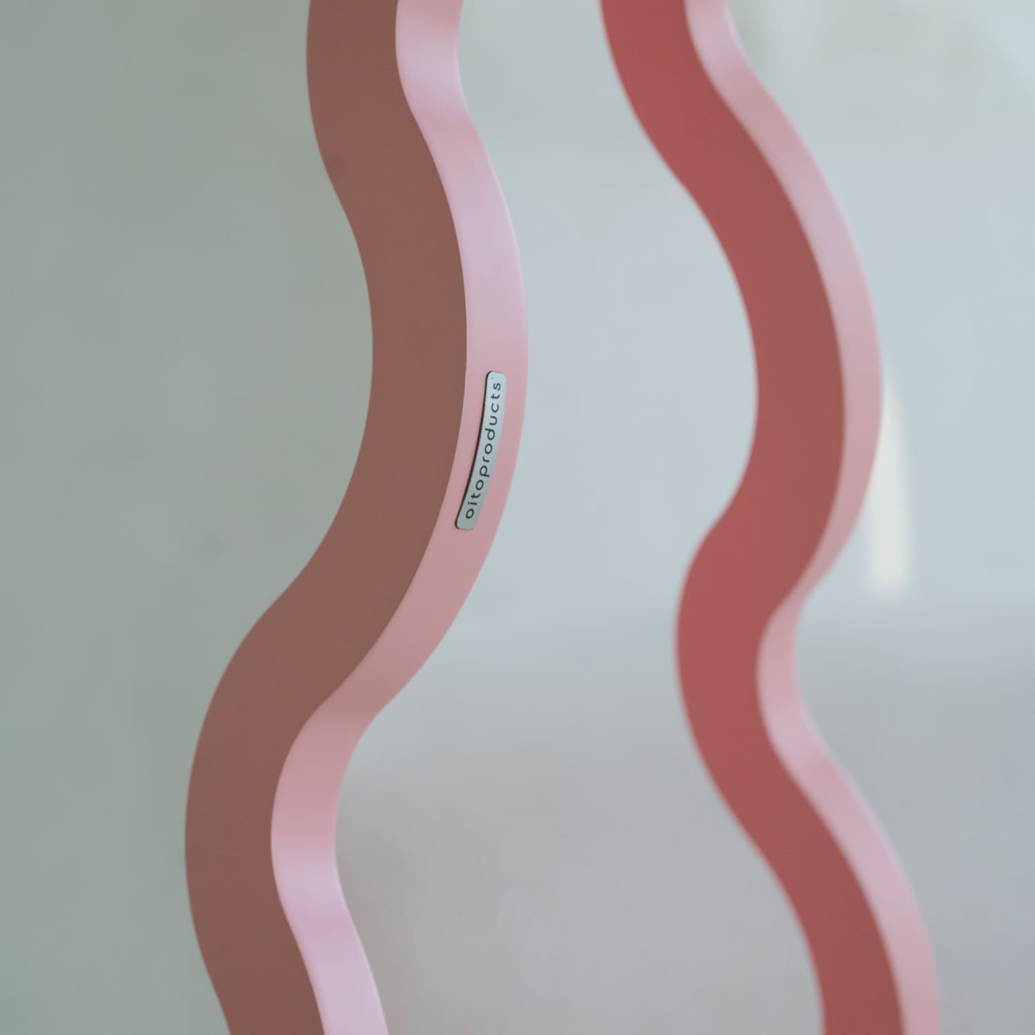 Free Standing Modern Wavy Mirror for Bedrooms - Hvyli 16 by oitoproducts