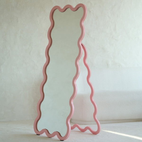 Free Standing Modern Wavy Mirror for Bedrooms - Hvyli 16 by oitoproducts