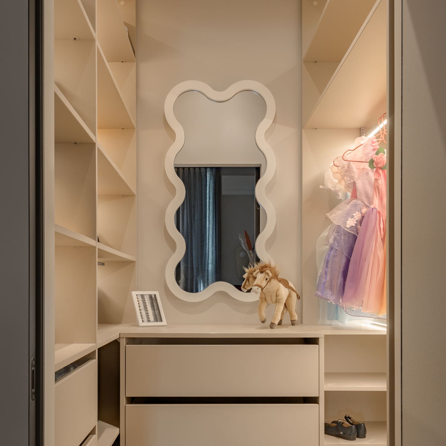 Hvyli 8 Beige Modern Wavy Narrow Wall Mirror