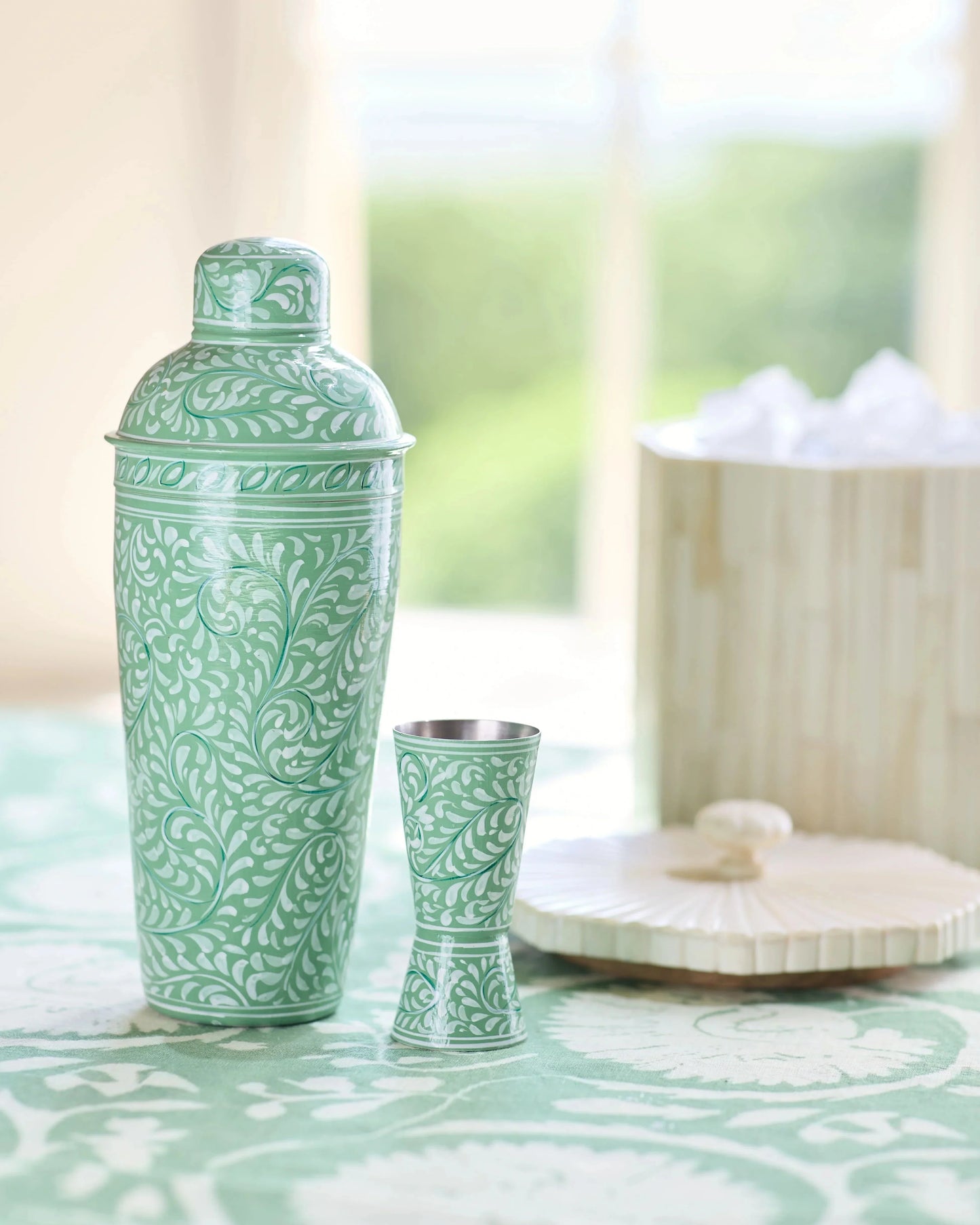 Lila Cocktail Shaker