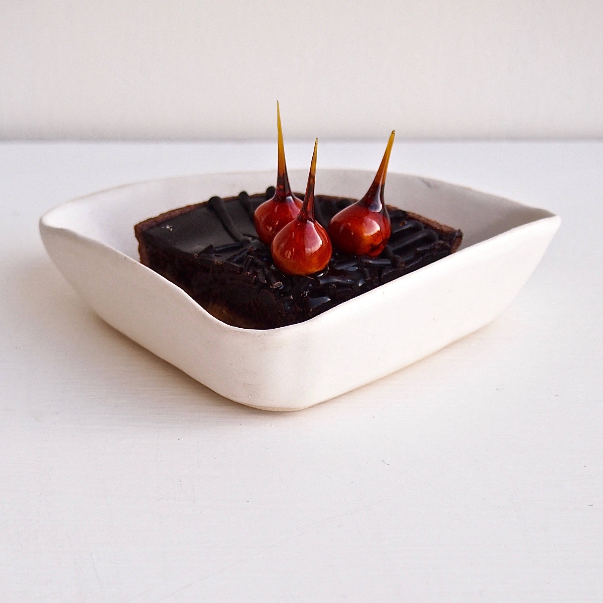 Satin White Pottery Triangle Cake Dish