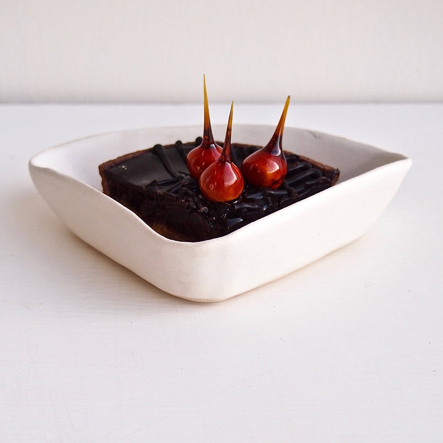Satin White Pottery Triangle Cake Dish