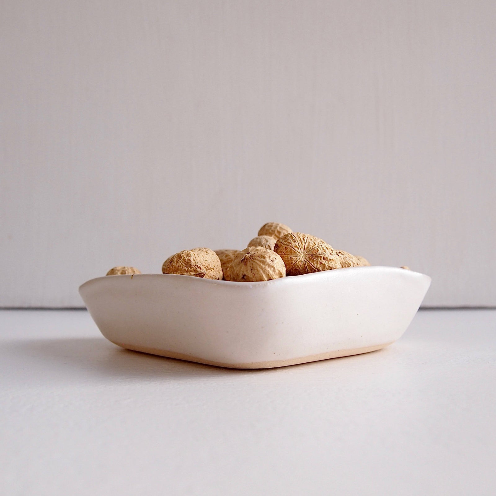 Satin White Pottery Triangle Cake Dish