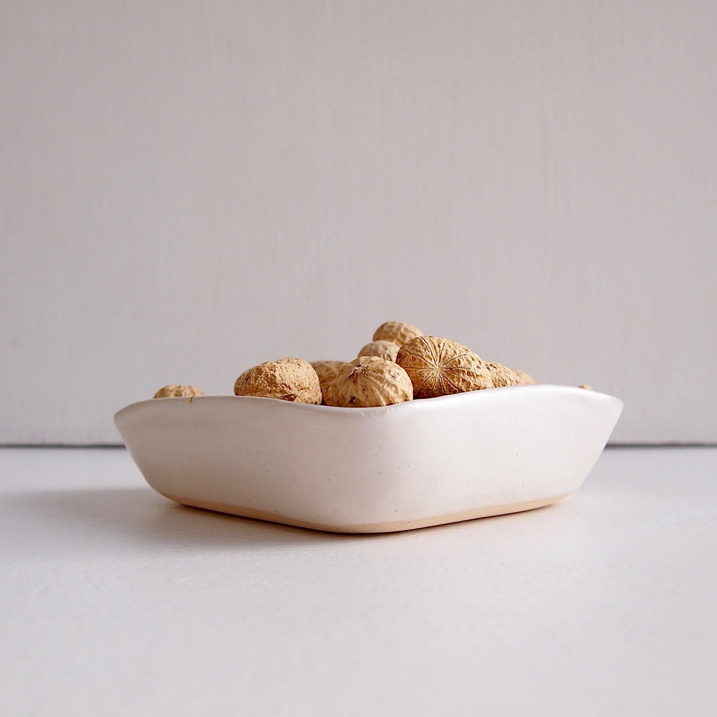 Satin White Pottery Triangle Cake Dish
