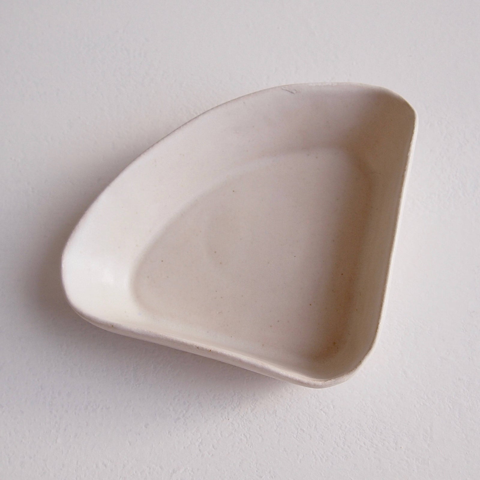 Satin White Pottery Triangle Cake Dish