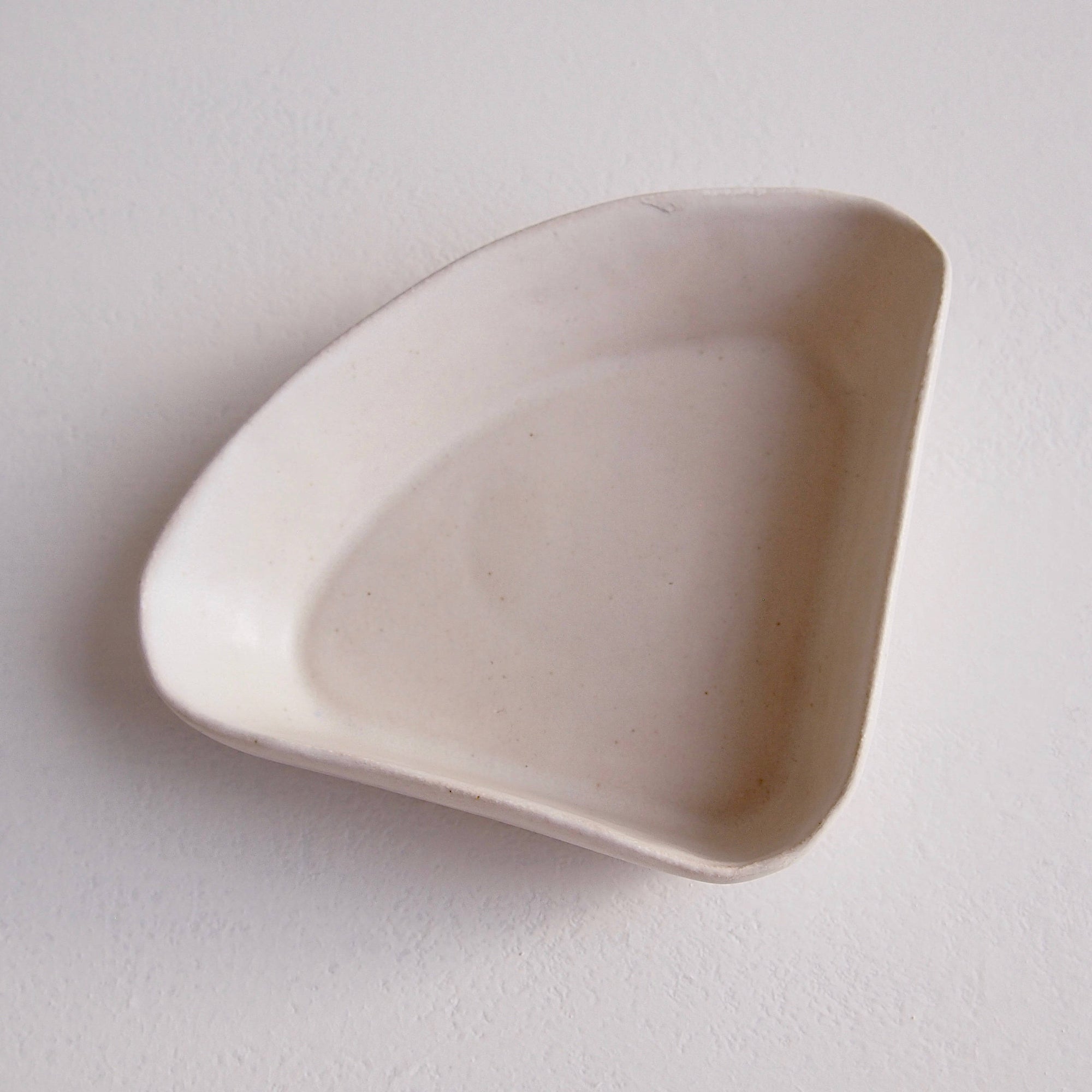 Satin White Pottery Triangle Cake Dish