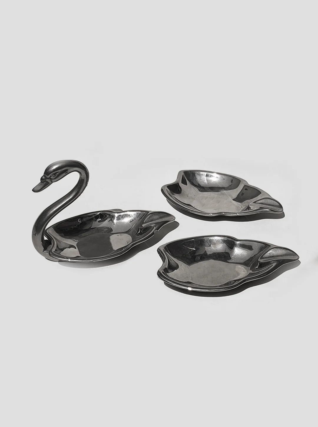 les-objoies-swan-ashtrays-set-2.png