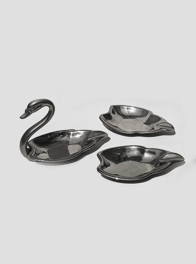 les-objoies-swan-ashtrays-set-2.png