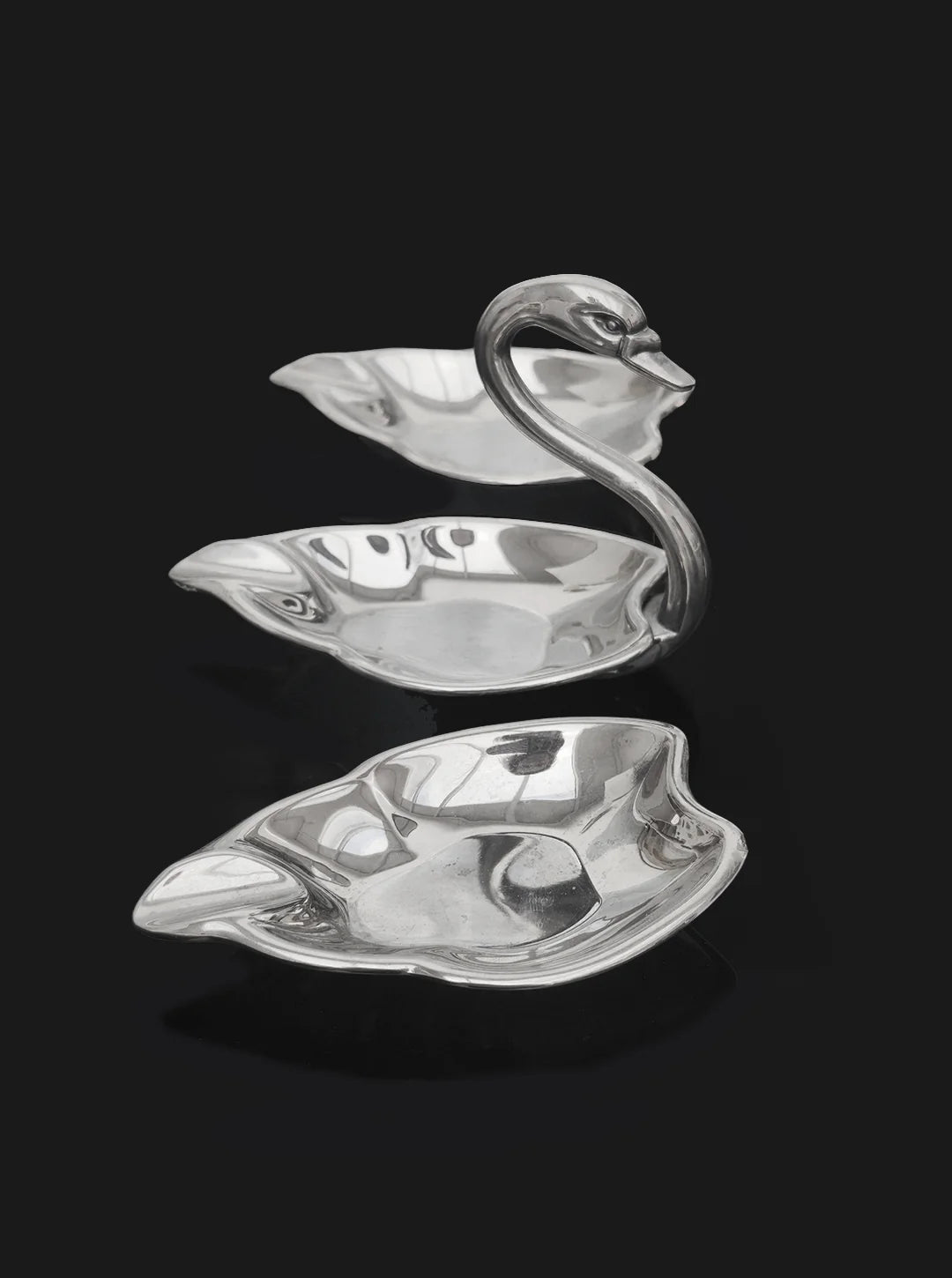 les-objoies-swan-ashtrays-set-4.png
