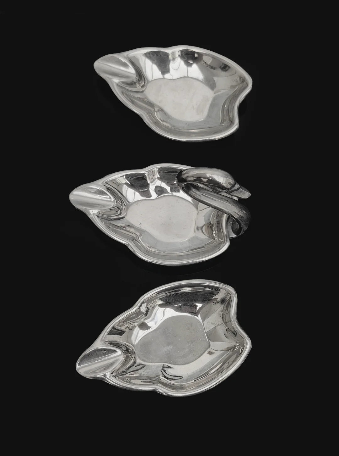les-objoies-swan-ashtrays-set-5.png