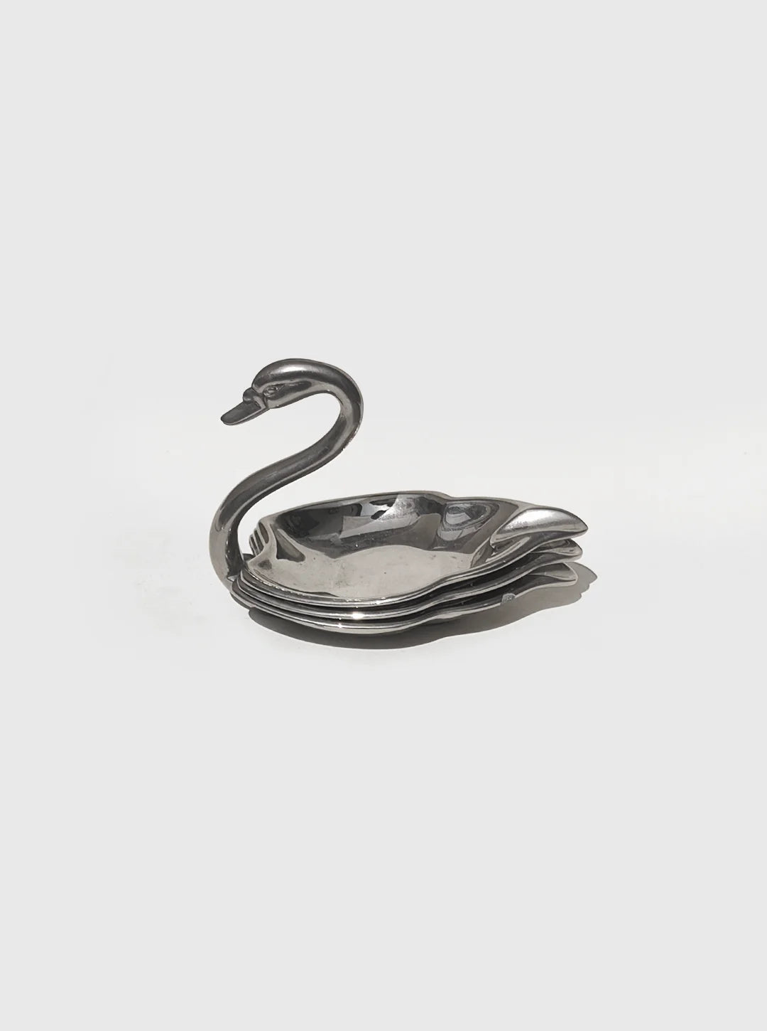 les-objoies-swan-ashtrays-set.png