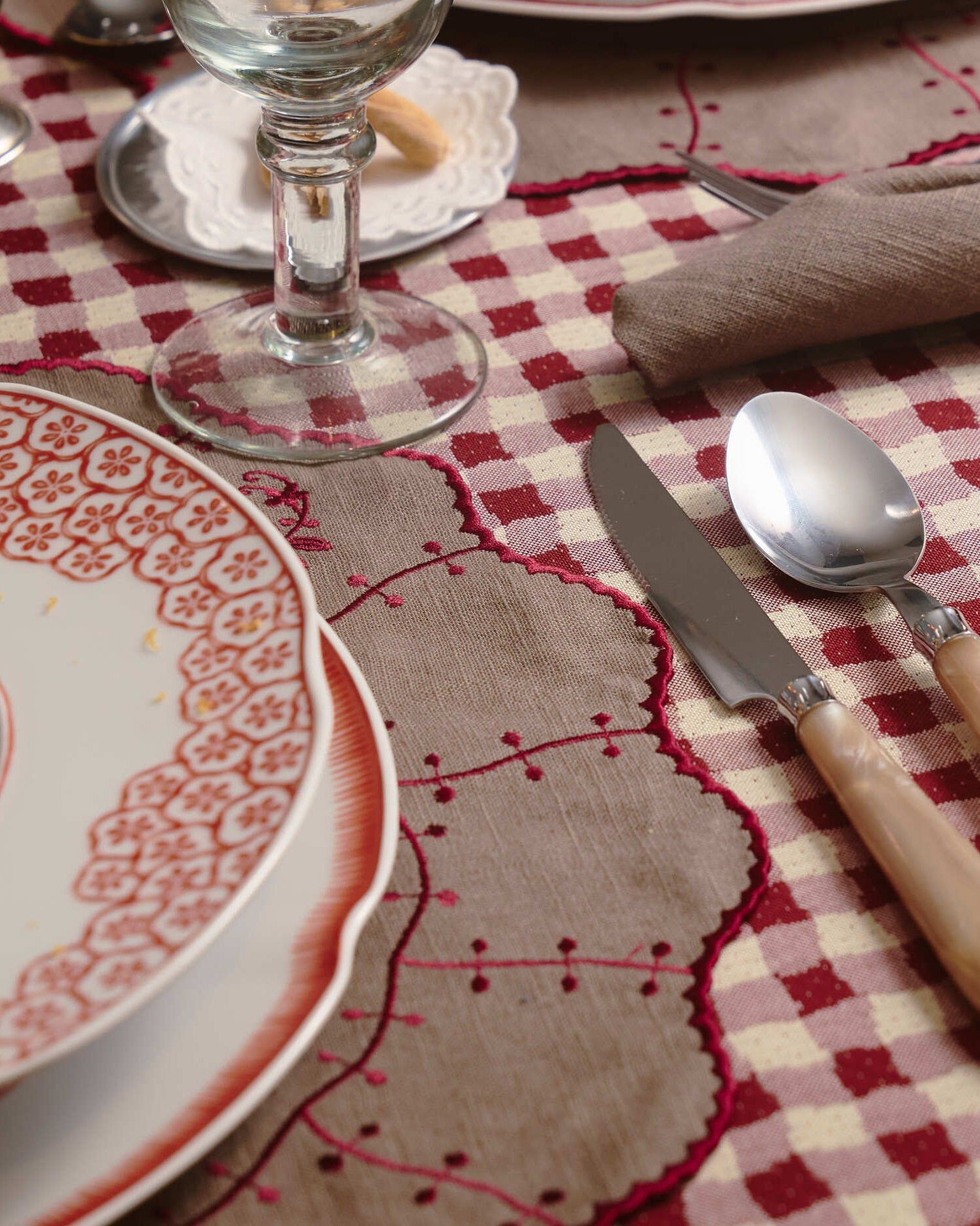 Jasmim Placemat, Brown with Burgundy