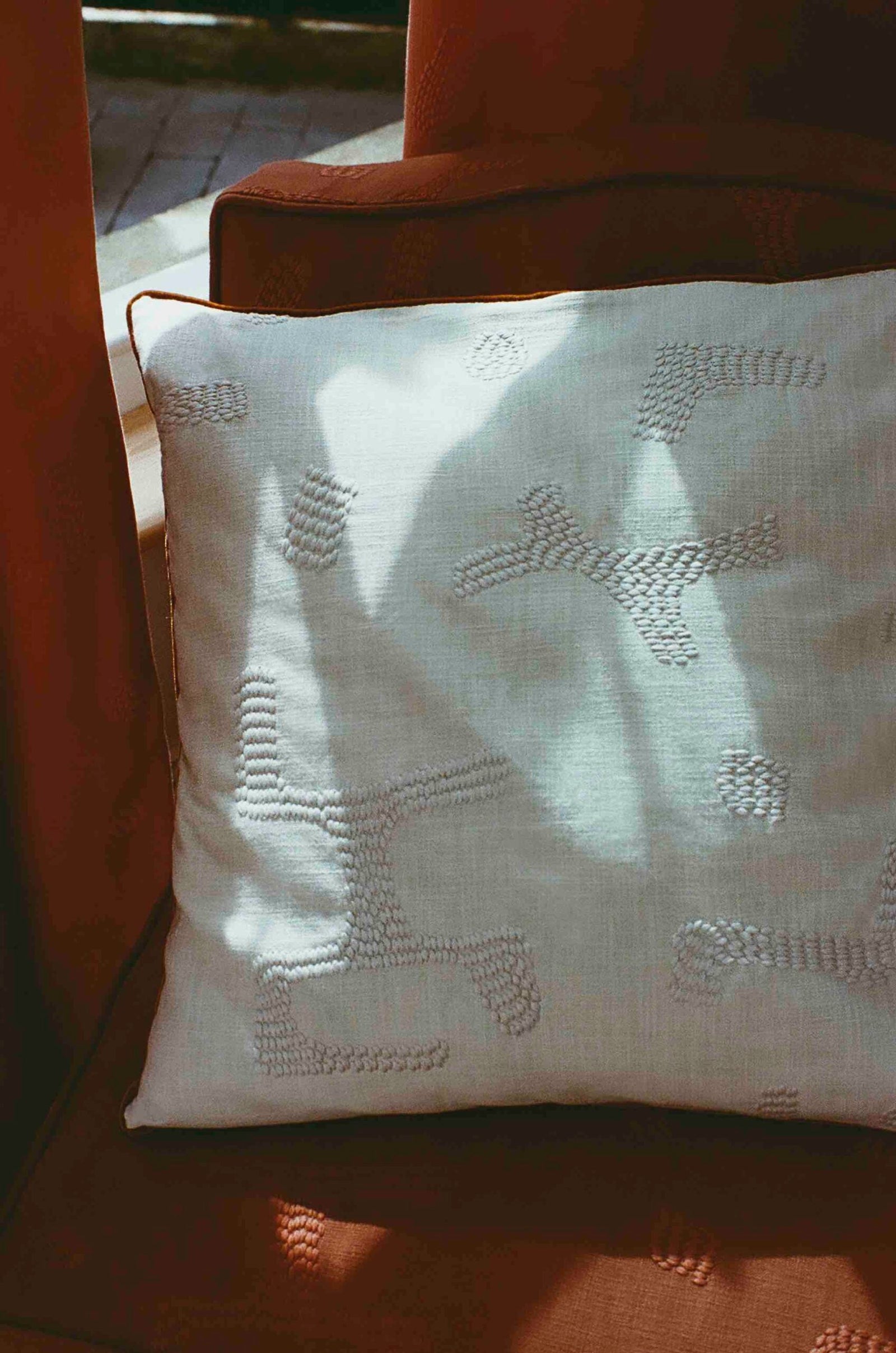 Raphia Cushion, Powder