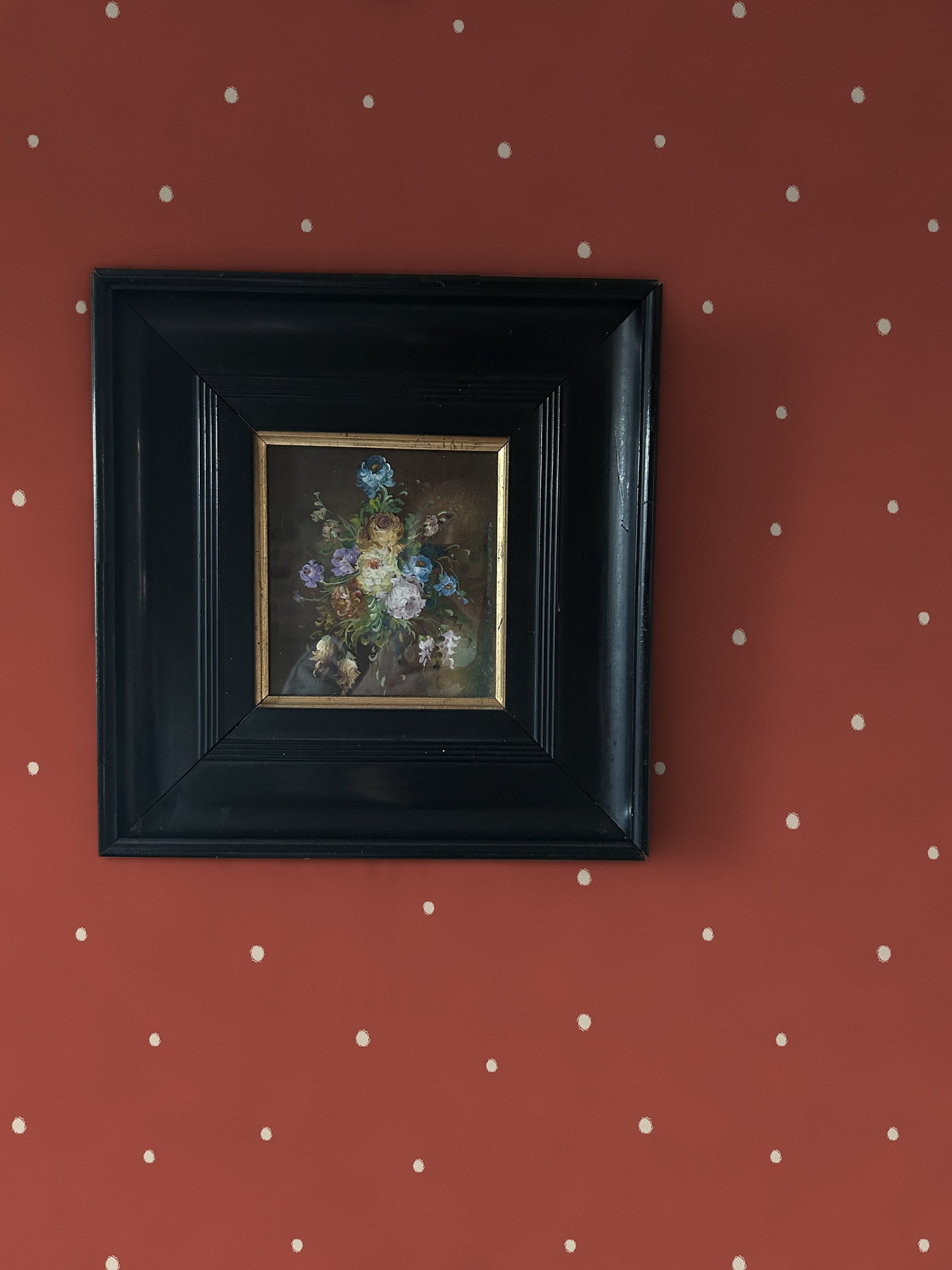 Dolce Daisies Wallpaper, Red Velvet, Sample