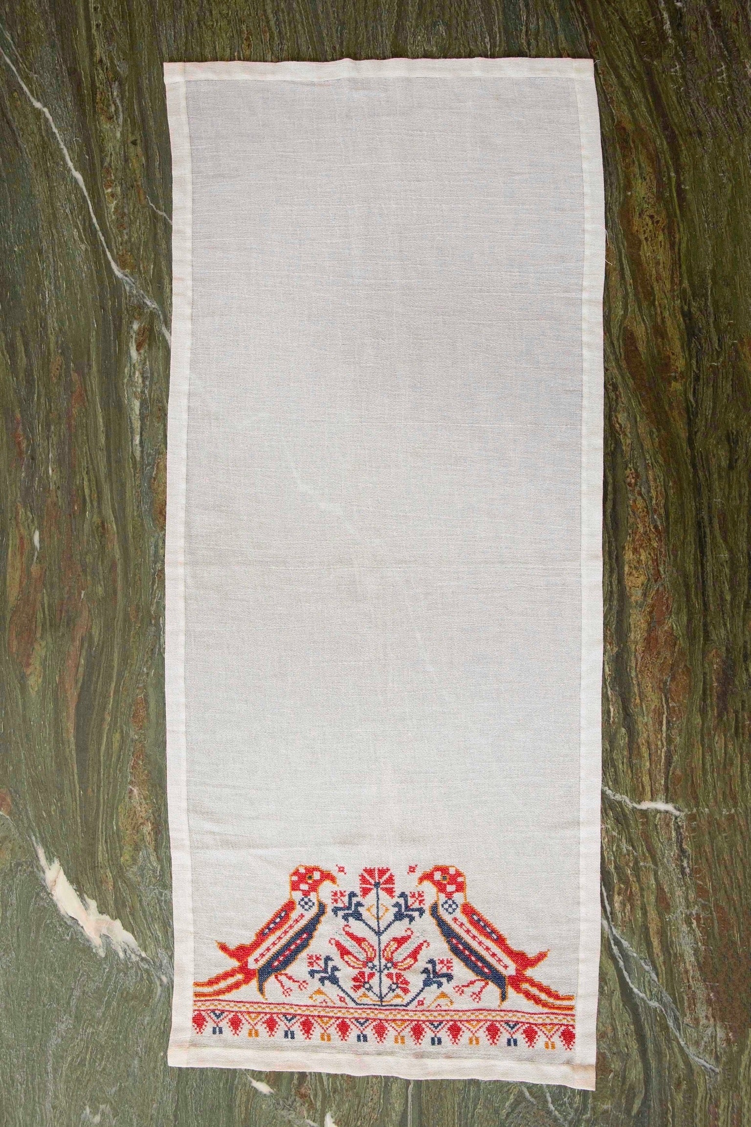 Peristeriá Vintage Table Runner