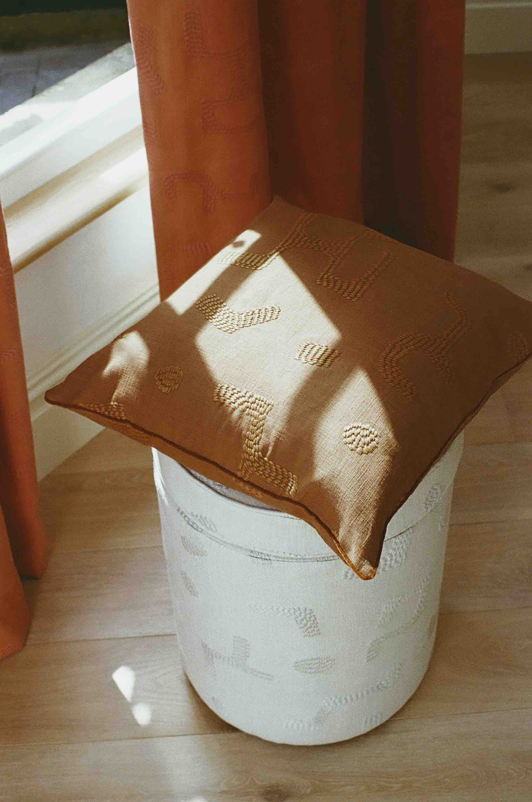 Raphia Cushion, Tobacco