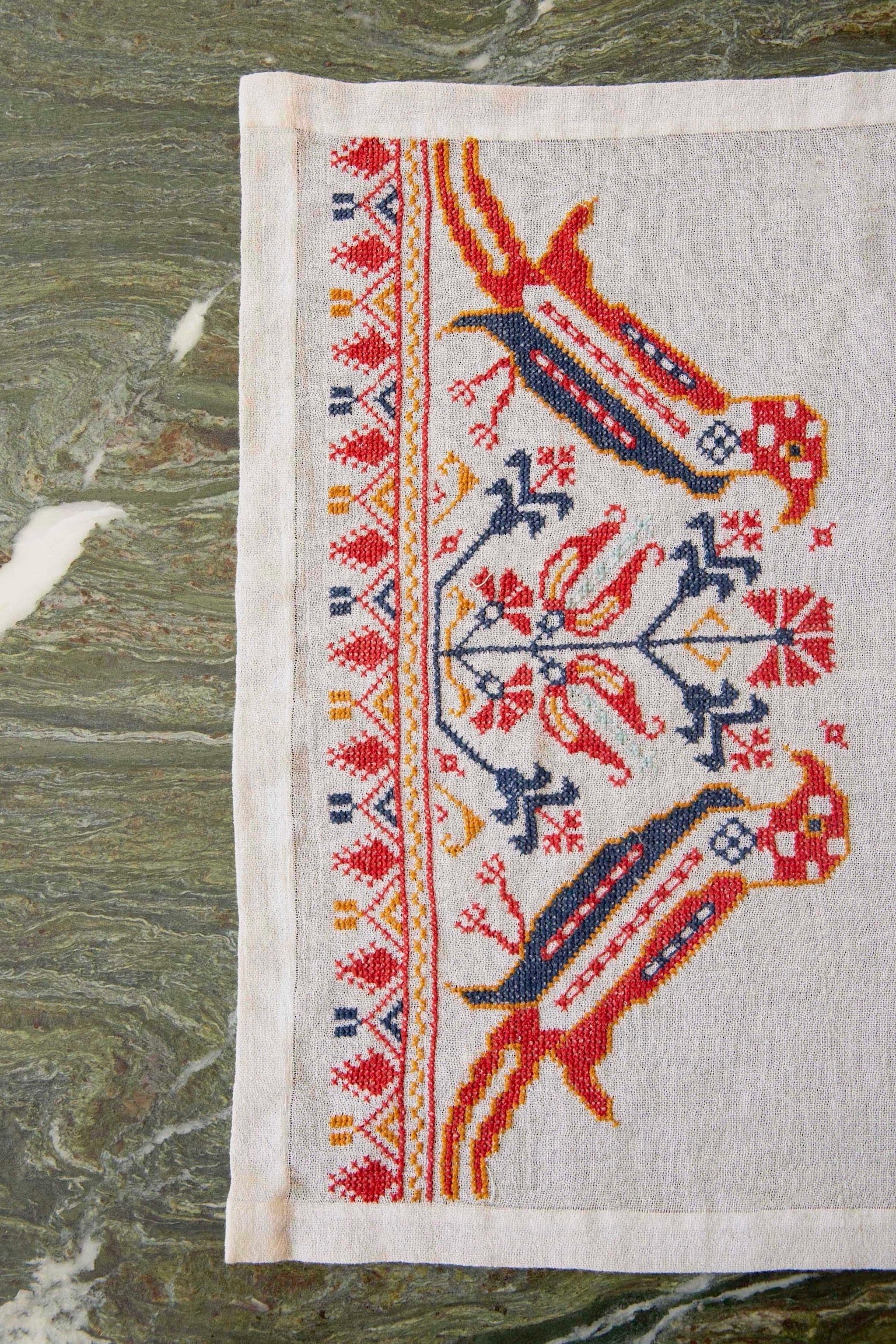 Peristeriá Vintage Table Runner