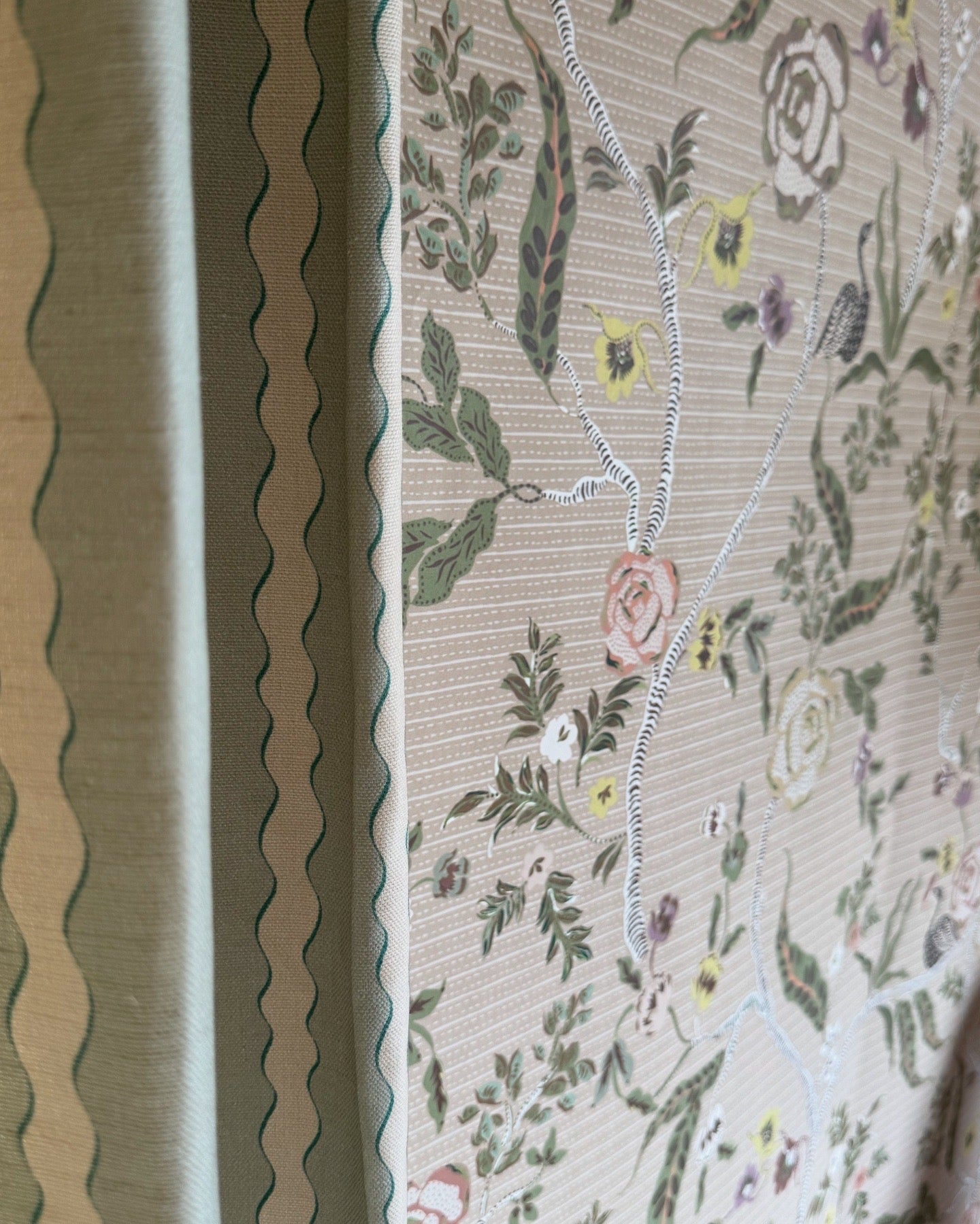 Eversley - Coral Moss (Wallpaper)