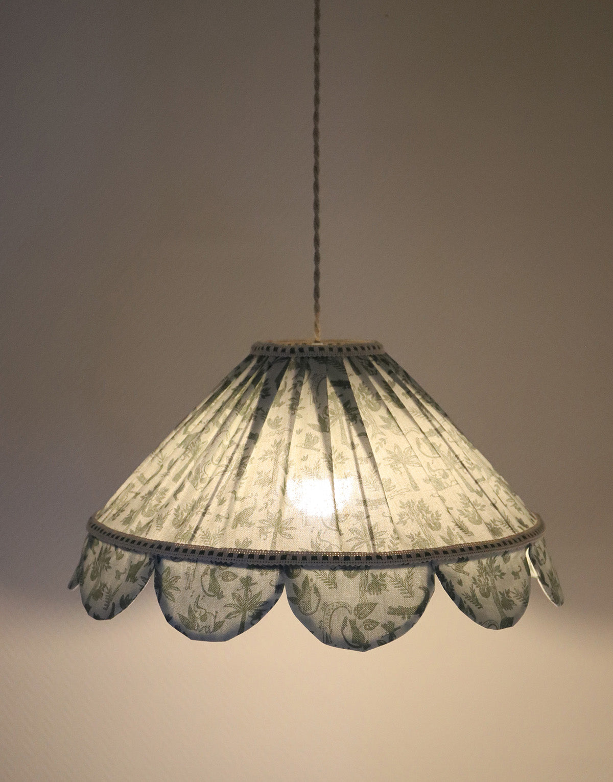 Conical Pendant Light With Petal Finish Mika “Savanne”