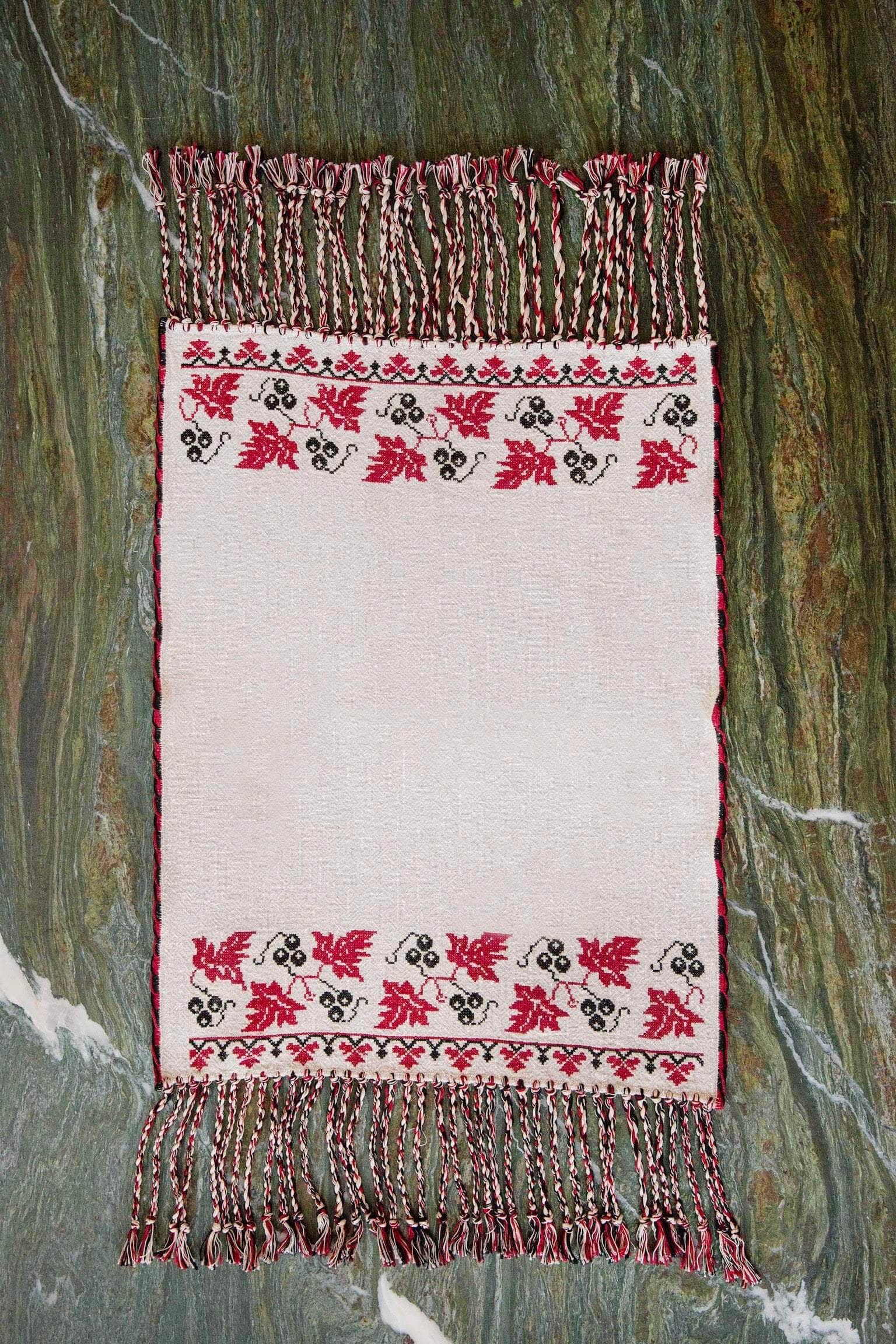 Ampelía Vintage Table Runner