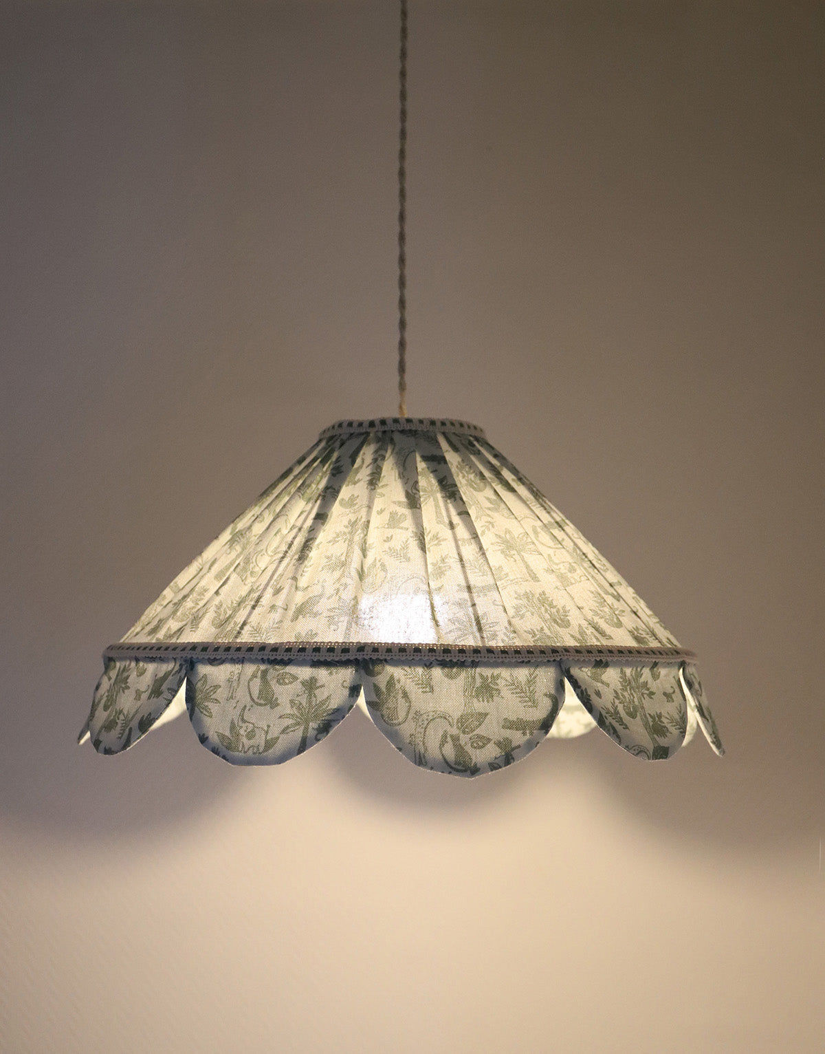 Conical Pendant Light With Petal Finish Mika “Savanne”