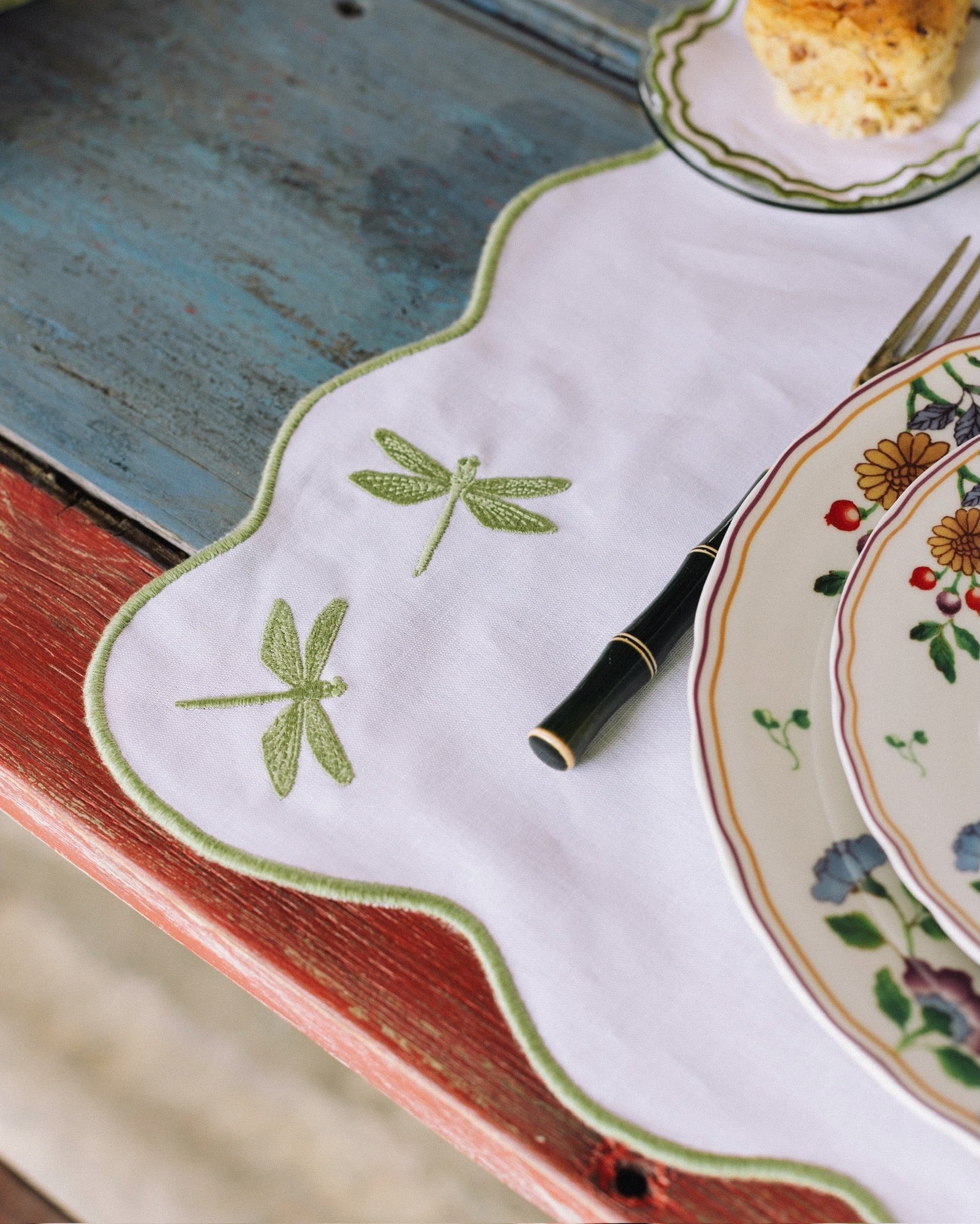 Dragonfly Placemats IEA, White with Stain-Resistant Green