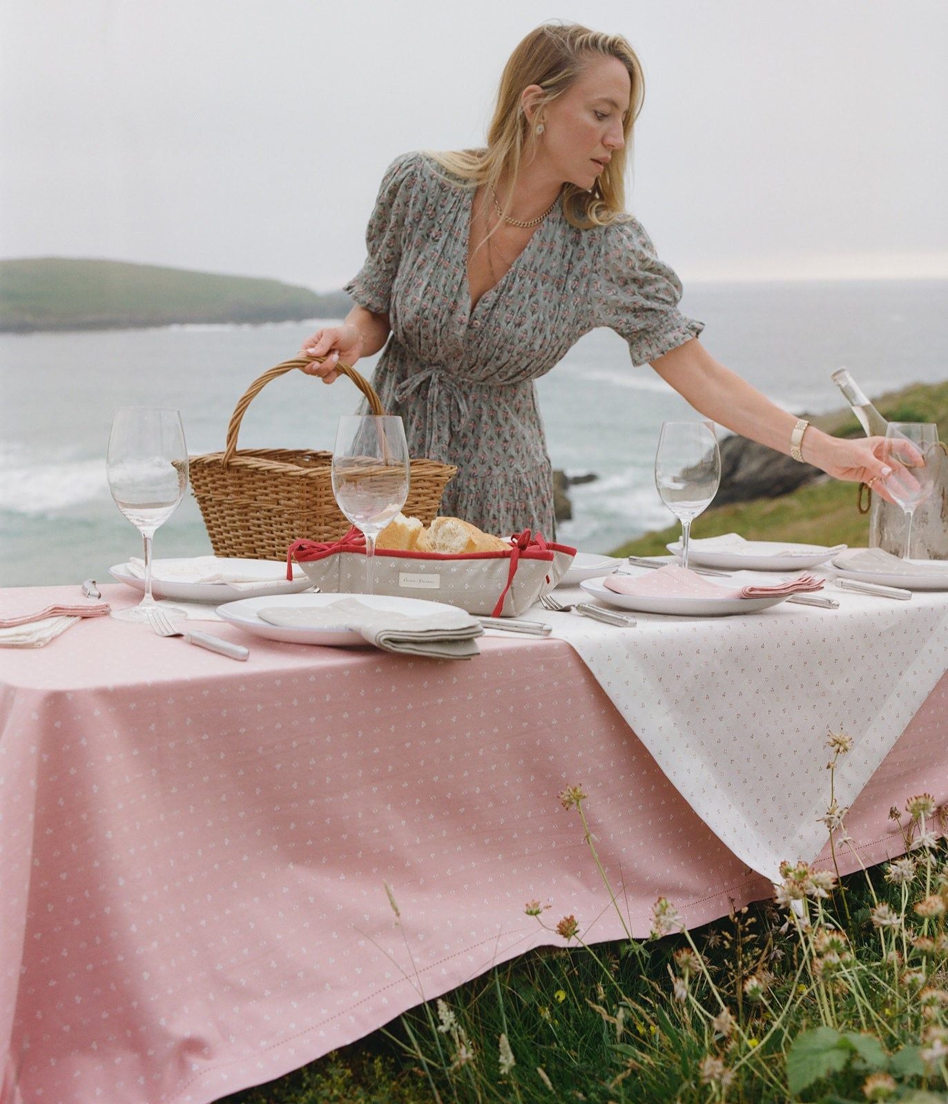 The Minni Linen Tablecloth