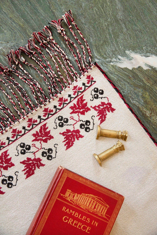 Ampelía Vintage Table Runner