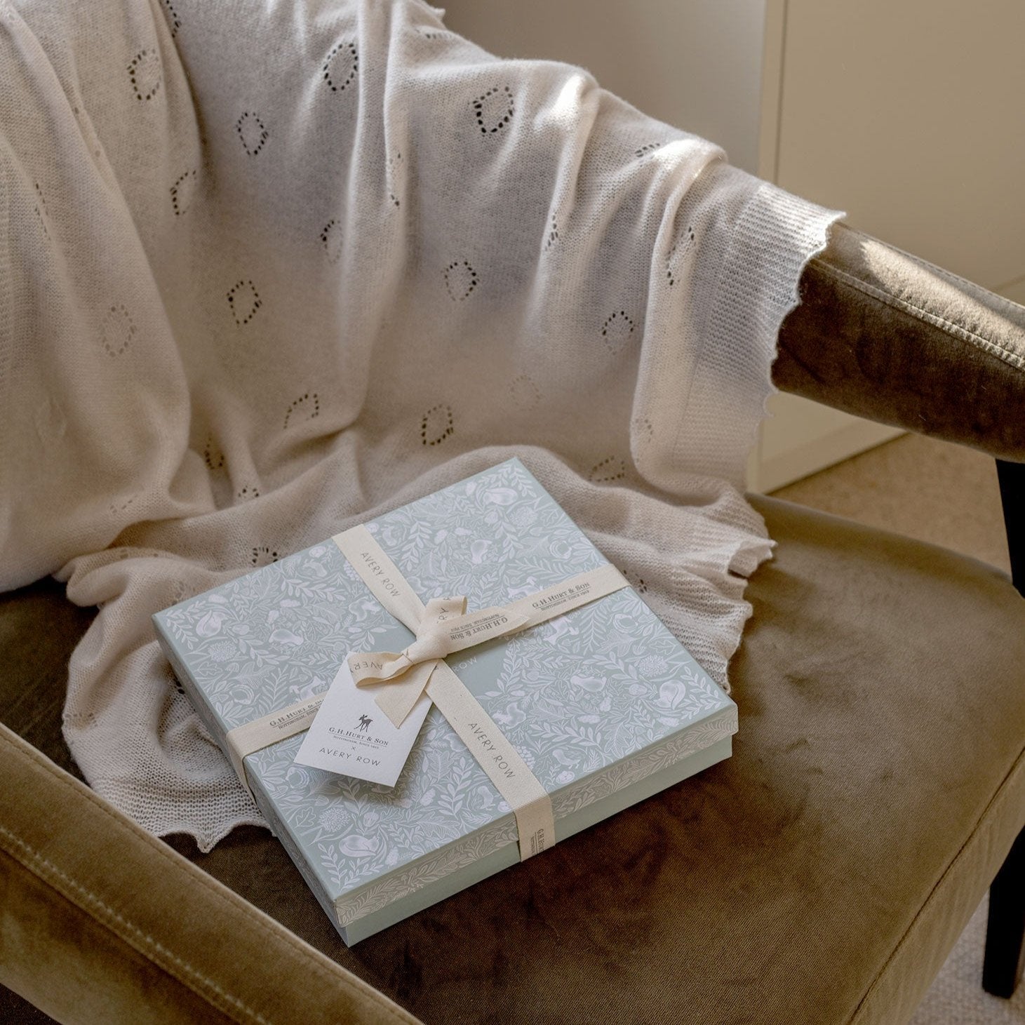 G.H.Hurt & Son X Avery Row Cashmere Shawl Gift Set